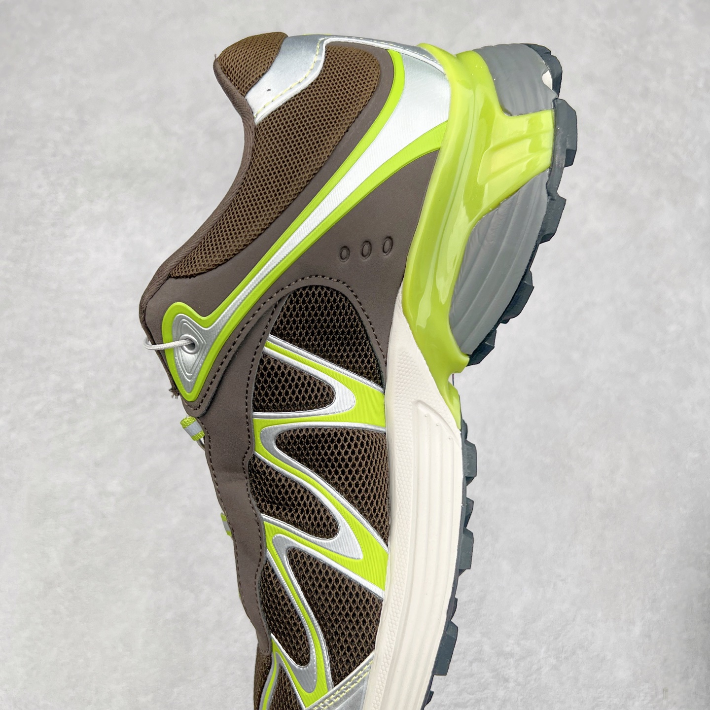 图片[7]-＃GX SALOMON XT-WHISPER 萨洛蒙圆头防滑耐磨低帮休闲越野训练城市通勤跑步鞋 男女同款 浅棕色 纯原外贸平台特供订单 耗时半年巨作 全套原纸板楦头开发 原厂特供网布配套加持 确保原汁原味 完美呈现版型 原档数据独家私模五层组合大底 男女鞋同步官方开发至46.5 原装Ortholite轻量化鞋垫 中底布带钢印编号 原厂TPU锁扣 进口港宝加持 后跟自然饱满 还原公司包裹性 鞋面以“锯齿”状的包裹系统呈现 在基色底之下加入了各种色点缀 将公司的最新技术和时尚前卫的造型融入耐用的长跑款式中 鞋面由 TPU 薄膜制成 并焊接在高耐磨网眼上 使其既时尚又坚固 由 ACS底盘支撑 可增强稳定性和支撑力 以及由橡胶凸耳 Contragrip外底覆盖的 EVA 缓冲中底 旨在应对崎岖的地形 鞋舌上的彩色Salomon 标签、Quicklace 系统以及鞋头、鞋舌和鞋跟上的附加品牌使细节更加完美 让穿着者可以轻松驾驭户外与通勤下的任何运动生活场景 无缝鞋身户外随意纵横 颜值与脚感兼备 出街通勤 绝对非常吸睛 你值得拥有 尺码：36 36.5 37.5 38 38.5 39 40 40.5 41 42 42.5 43 44 44.5 45 46 46.5 注意：偏小1码-选品中心