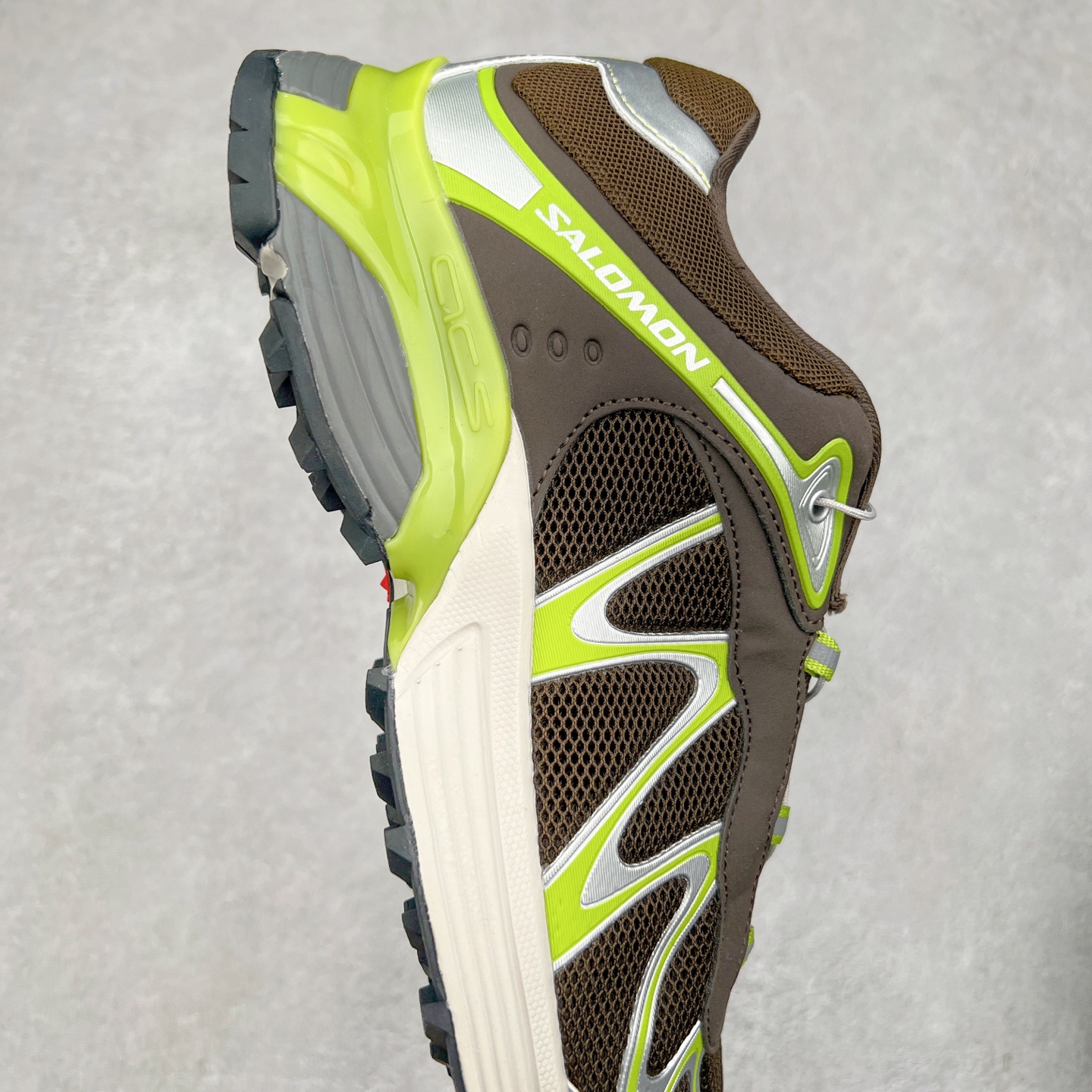 图片[6]-＃GX SALOMON XT-WHISPER 萨洛蒙圆头防滑耐磨低帮休闲越野训练城市通勤跑步鞋 男女同款 浅棕色 纯原外贸平台特供订单 耗时半年巨作 全套原纸板楦头开发 原厂特供网布配套加持 确保原汁原味 完美呈现版型 原档数据独家私模五层组合大底 男女鞋同步官方开发至46.5 原装Ortholite轻量化鞋垫 中底布带钢印编号 原厂TPU锁扣 进口港宝加持 后跟自然饱满 还原公司包裹性 鞋面以“锯齿”状的包裹系统呈现 在基色底之下加入了各种色点缀 将公司的最新技术和时尚前卫的造型融入耐用的长跑款式中 鞋面由 TPU 薄膜制成 并焊接在高耐磨网眼上 使其既时尚又坚固 由 ACS底盘支撑 可增强稳定性和支撑力 以及由橡胶凸耳 Contragrip外底覆盖的 EVA 缓冲中底 旨在应对崎岖的地形 鞋舌上的彩色Salomon 标签、Quicklace 系统以及鞋头、鞋舌和鞋跟上的附加品牌使细节更加完美 让穿着者可以轻松驾驭户外与通勤下的任何运动生活场景 无缝鞋身户外随意纵横 颜值与脚感兼备 出街通勤 绝对非常吸睛 你值得拥有 尺码：36 36.5 37.5 38 38.5 39 40 40.5 41 42 42.5 43 44 44.5 45 46 46.5 注意：偏小1码-选品中心