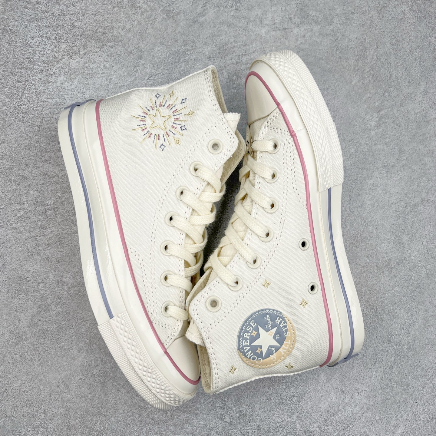 图片[3]-Converse Chuck 1970s SEASONAL 日月星辰 经典的1970s鞋型，米白色鞋面搭配日月星辰图案刺绣，粉紫配色符合夏日清爽搭配，将简约与潮流完美融合。 货号：A15750C 低帮 货号：A15749C 高帮 尺码：35-44（36.5 37.5 39.5 41.5 42.5）-选品中心