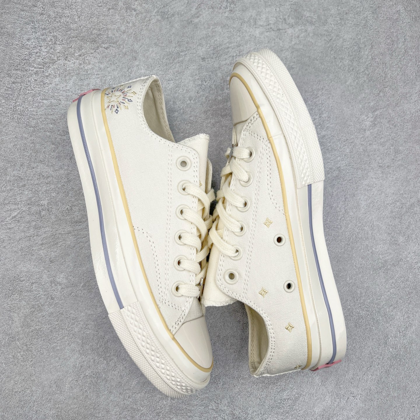 图片[3]-Converse Chuck 1970s SEASONAL 日月星辰 经典的1970s鞋型，米白色鞋面搭配日月星辰图案刺绣，粉紫配色符合夏日清爽搭配，将简约与潮流完美融合。 货号：A15750C 低帮 货号：A15749C 高帮 尺码：35-44（36.5 37.5 39.5 41.5 42.5）-选品中心
