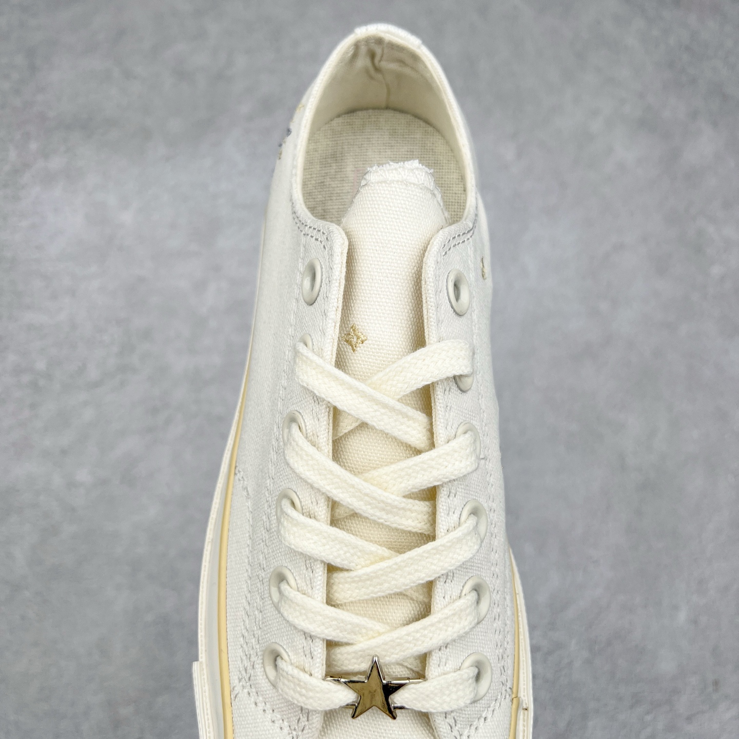 图片[5]-Converse Chuck 1970s SEASONAL 日月星辰 经典的1970s鞋型，米白色鞋面搭配日月星辰图案刺绣，粉紫配色符合夏日清爽搭配，将简约与潮流完美融合。 货号：A15750C 低帮 货号：A15749C 高帮 尺码：35-44（36.5 37.5 39.5 41.5 42.5）-选品中心