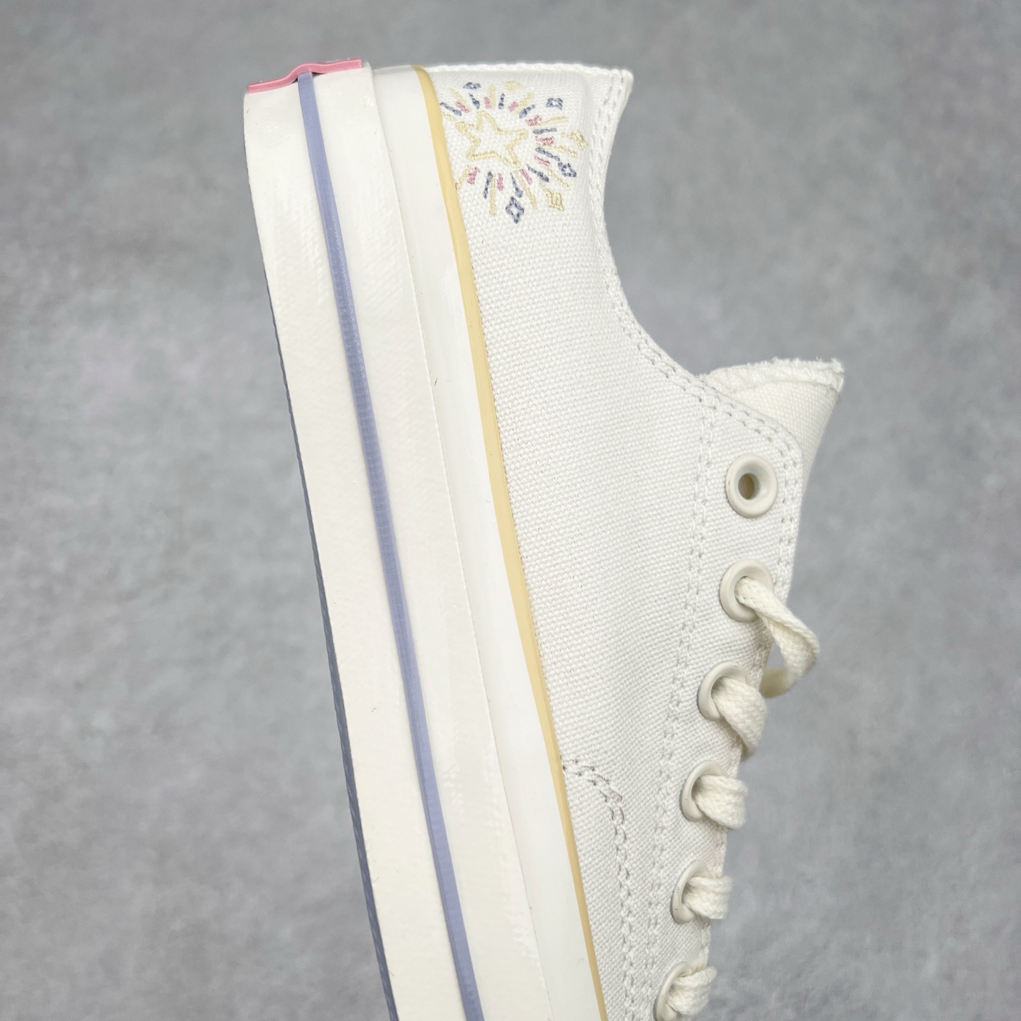 图片[6]-Converse Chuck 1970s SEASONAL 日月星辰 经典的1970s鞋型，米白色鞋面搭配日月星辰图案刺绣，粉紫配色符合夏日清爽搭配，将简约与潮流完美融合。 货号：A15750C 低帮 货号：A15749C 高帮 尺码：35-44（36.5 37.5 39.5 41.5 42.5）-选品中心