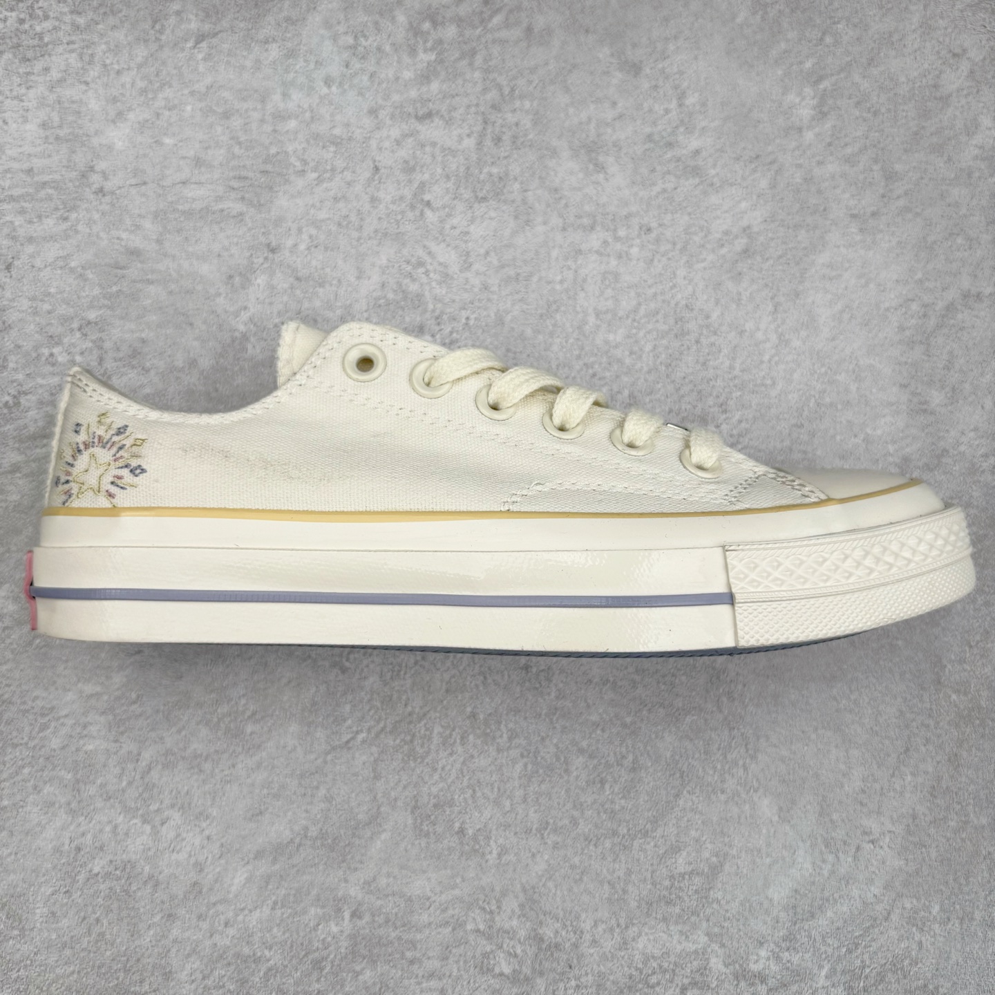 Converse Chuck 1970s SEASONAL 日月星辰 经典的1970s鞋型,米白色鞋面搭配日月星辰图案刺绣,粉紫配色符合夏日清爽搭配,将简约与潮流完美融合。 货号:A15750C 低帮 货号:A15749C 高帮 尺码:35-44(36.5 37.5 39.5 41.5 42.5)-选品中心