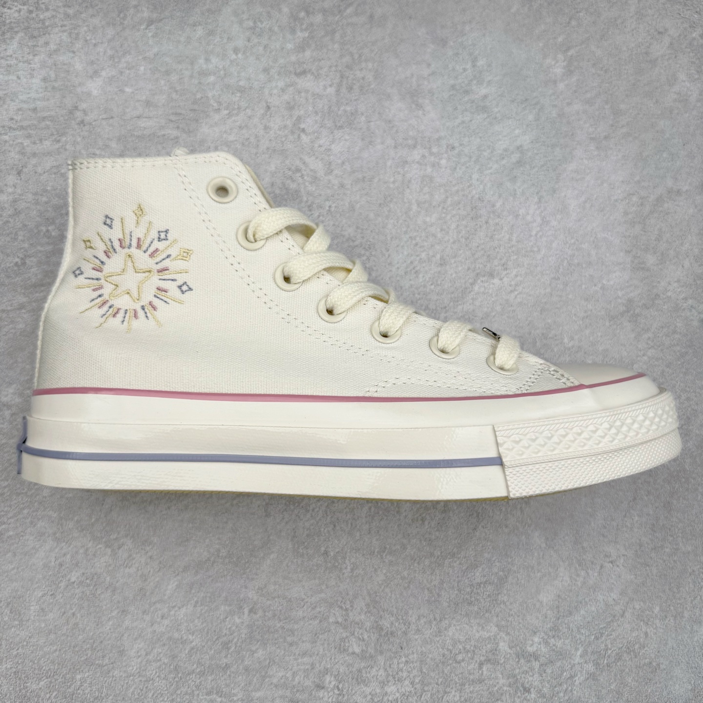 Converse Chuck 1970s SEASONAL 日月星辰 经典的1970s鞋型，米白色鞋面搭配日月星辰图案刺绣，粉紫配色符合夏日清爽搭配，将简约与潮流完美融合。 货号：A15750C 低帮 货号：A15749C 高帮 尺码：35-44（36.5 37.5 39.5 41.5 42.5）-选品中心