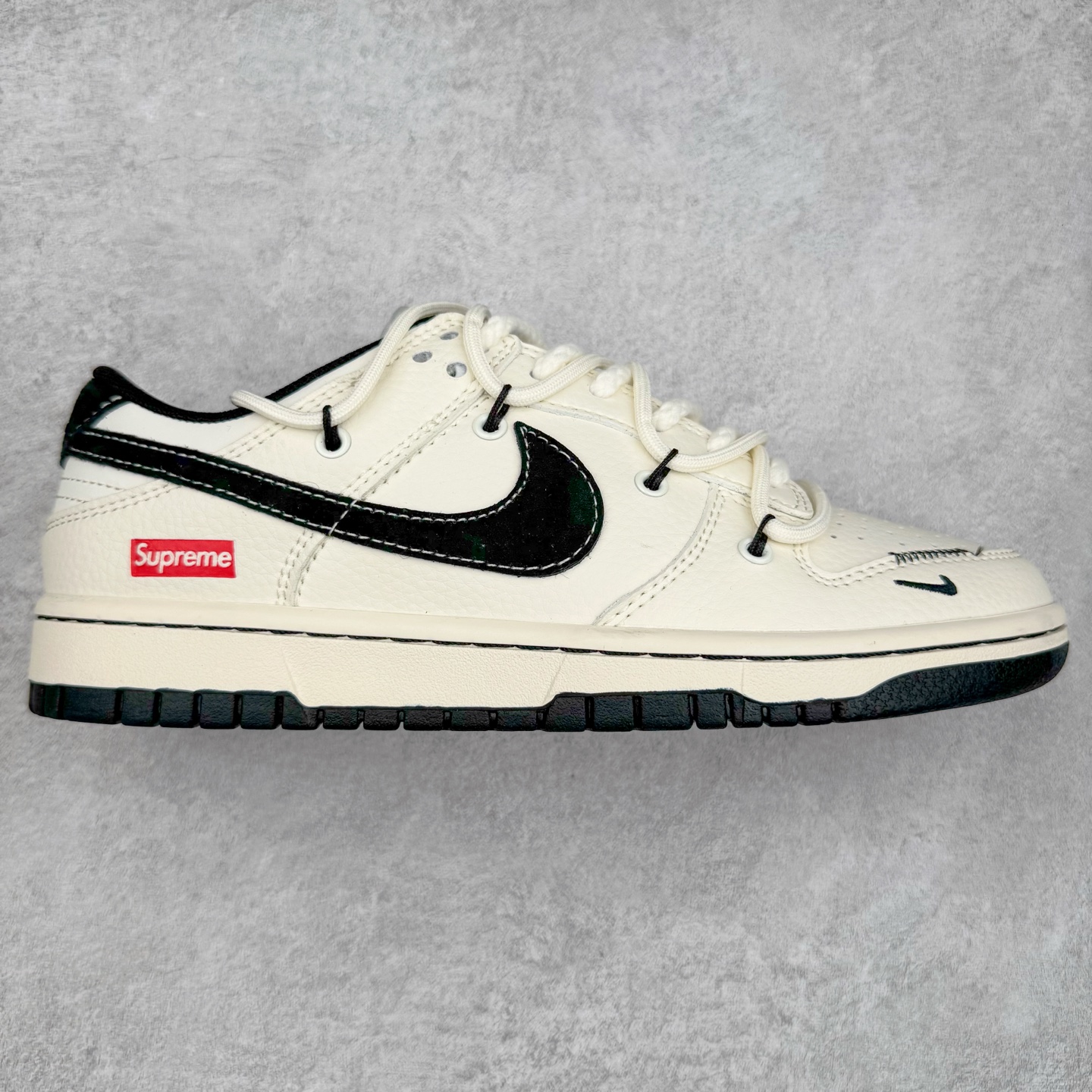 NK Dunk Low 定制配色 YX5066-282 大厂出品 极力推荐 原装头层材料 独家版型蒸餾加工帶來的是更好的视觉和脚感体验大厂纯原品质出货 清洁度 电绣工艺 皮料切割干净无任何毛边 细节完美 实拍调校N版已经零色差零失真 百分百还原实物色彩所见即所得 不存在货不对板色差等低级问题 选购参考实物拍摄 不混卖不参货 只用心做好货严格选品 承诺混一赔十 尺码：36 36.5 37.5 38 38.5 39 40 40.5 41 42 42.5 43 44 44.5 45-选品中心