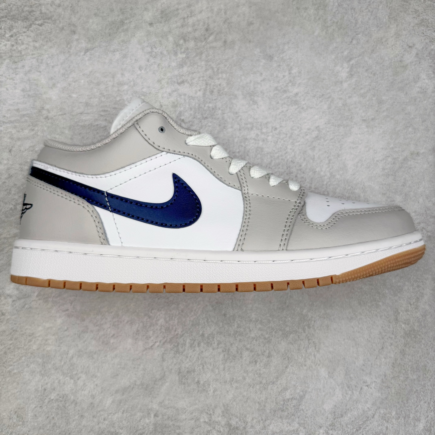 ＃DT纯原 Air Jordan AJ1 Low 低帮 灰蓝 553558-146 终端优势供应 市面中低帮最具代表性版本没有之一 口碑大厂出品 品控大底版型不断改良更新 全套原纸板楦头开发 确保原汁原味 完美呈现版型 完美零毛边处理 原厂内置全掌气垫 价格定位良心 平台专用代工流水线出品 一眼公司既视感 拿到手的一瞬间就与众不同 碾压市面所有版本 全部原鞋开发 每一个配色都会采购原鞋确认细节 打破市面看图做货无好货之说 尺码：35.5 36 36.5 37.5 38 38.5 39 40 40.5 41 42 42.5 43 44 44.5 45 46-选品中心