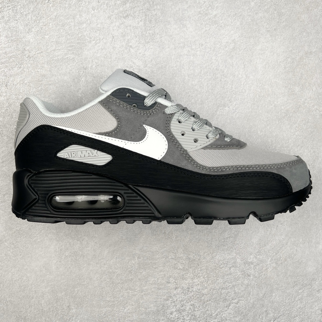 ＃MX版 NK Air MAX 90 气垫复古减震跑步鞋 HQ3817-001 经典重温 独家陆续补货 外单专供大厂出品 品质稳定 一百余色 终端操作 Air Max 90于1990年推出 来自Air Max系列 在Air Max 1的基础上改进而得 增加了气垫面积 外型上也更为流线 最特別的就是加入了菱纹塑胶嵌板 为Air Max 90增添了许多潮流气息 皮革鞋面 造就出色耐穿性和支撑力 Max Air缓震配置搭配泡棉中底 令Air Max 90轻盈而舒适 华夫格橡胶外底 铸就Air Max 90非凡的抓地力 而Air Max 90不仅是一双跑鞋 它成功跨越了时间的演进 成为了球鞋文化与潮流圈中最熟为人知的鞋款之一 尺码：36 36.5 37.5 38 38.5 39 40 40.5 41 42 42.5 43 44 44.5 45-选品中心