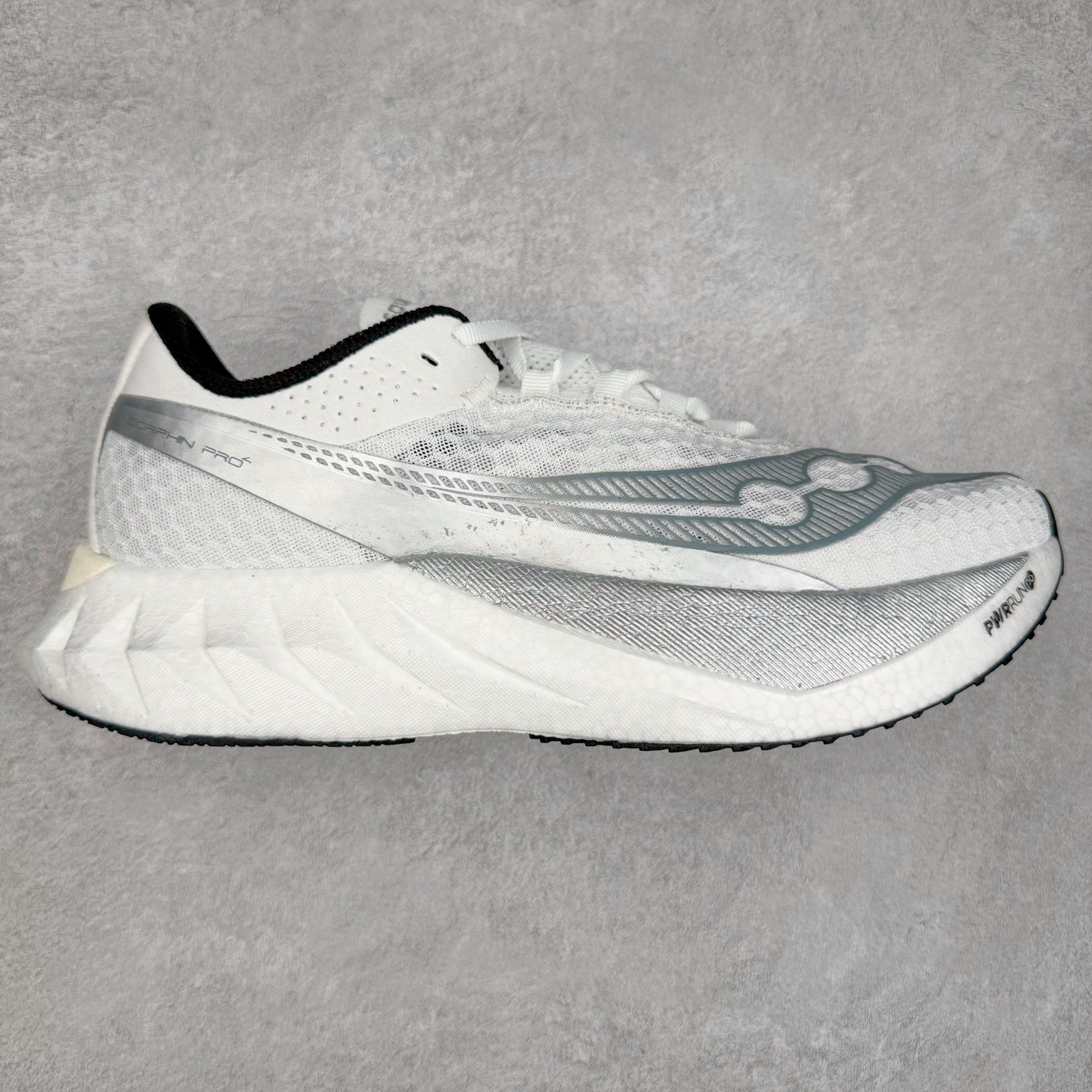 Saucony Endorphin Pro 4 索康尼舒适时尚Y2K复古跑鞋透气支撑平衡低帮跑步鞋 Saucony（索康尼）是创建于1898年的百年跑步运动品牌，专注于跑步装备的设计、研发和制造，追求跑鞋的极致舒适，让跑者感受愉悦体验，不断突破，创造更多的人生可能性。尺码：36 36.5 37.5 38 38.5 39 40 40.5 41 42 42.5 43 44 44.5 45-选品中心