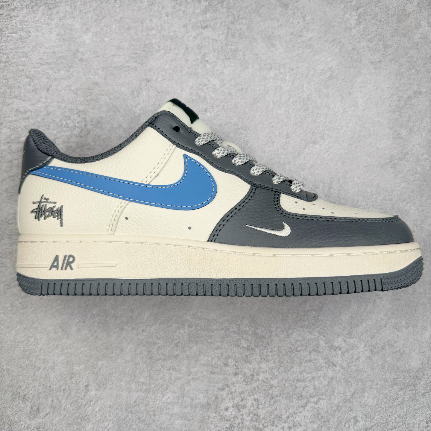 NK Air Force 1´07 Low 空军一号低帮百搭休闲运动板鞋 XS1958-574 柔软、弹性十足的缓震性能和出色的中底设计 横跨复古与现代的外型结合 造就出风靡全球 三十多年的Force 1 直到今天还深受青睐 实拍调校N版已经零色差零失真 百分百还原实物色彩所见即所得 不存在货不对板色差等低级问题 选购参考实物拍摄 不混卖不参货 只用心做好货严格选品 承诺混一赔十 尺码：36 36.5 37.5 38 38.5 39 40 40.5 41 42 42.5 43 44 44.5 45-选品中心