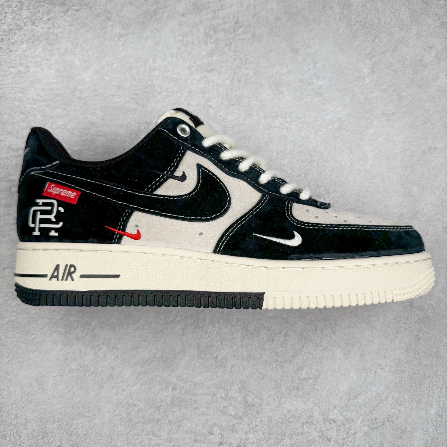 NK Air Force 1´07 Low 空军一号低帮百搭休闲运动板鞋 SJ6698-019 柔软、弹性十足的缓震性能和出色的中底设计 横跨复古与现代的外型结合 造就出风靡全球 三十多年的Force 1 直到今天还深受青睐 实拍调校N版已经零色差零失真 百分百还原实物色彩所见即所得 不存在货不对板色差等低级问题 选购参考实物拍摄 不混卖不参货 只用心做好货严格选品 承诺混一赔十 尺码：36 36.5 37.5 38 38.5 39 40 40.5 41 42 42.5 43 44 44.5 45-选品中心