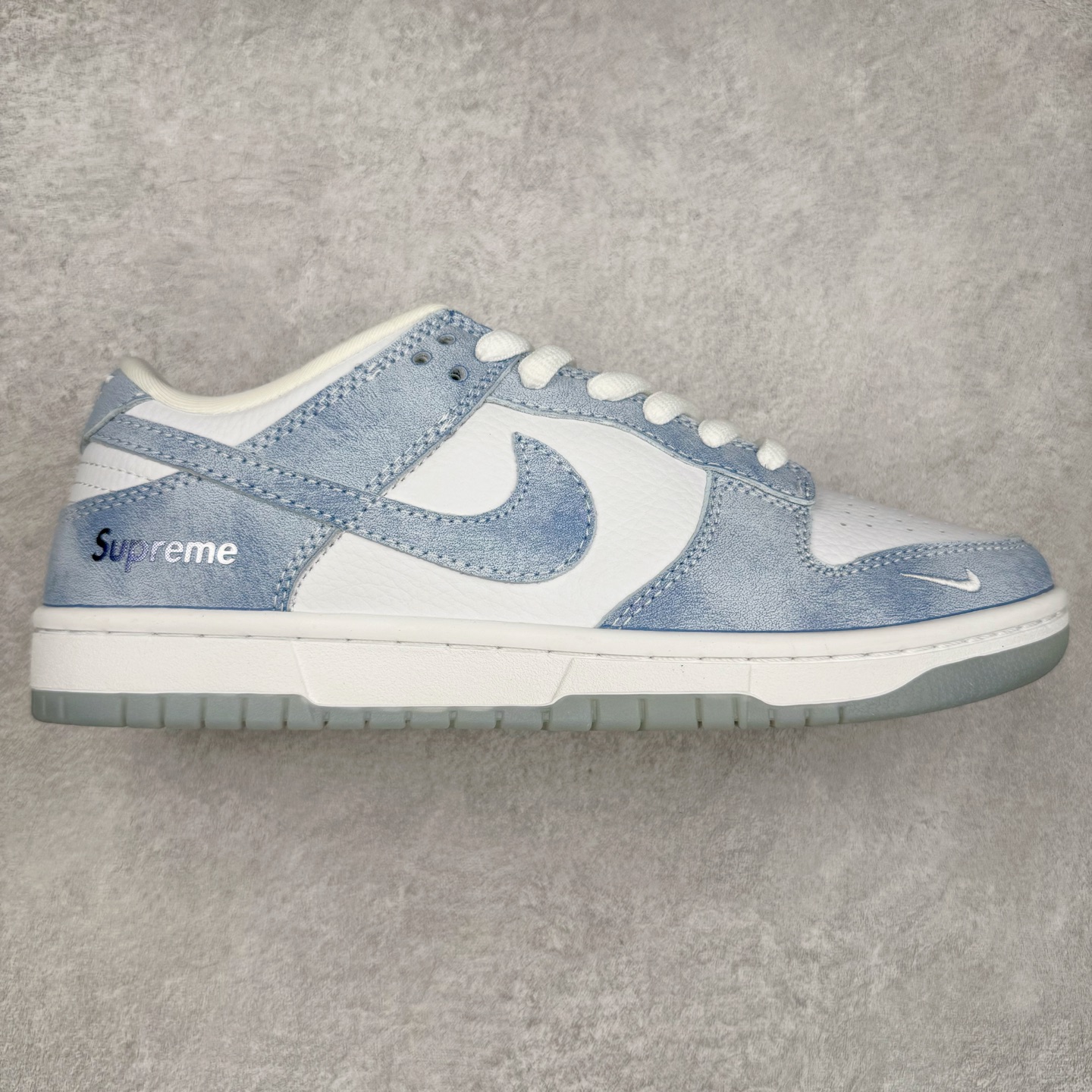 NK Dunk Low 定制配色 JH8039-939 大厂出品 极力推荐 原装头层材料 独家版型蒸餾加工帶來的是更好的视觉和脚感体验大厂纯原品质出货 清洁度 电绣工艺 皮料切割干净无任何毛边 细节完美 实拍调校N版已经零色差零失真 百分百还原实物色彩所见即所得 不存在货不对板色差等低级问题 选购参考实物拍摄 不混卖不参货 只用心做好货严格选品 承诺混一赔十 尺码：36 36.5 37.5 38 38.5 39 40 40.5 41 42 42.5 43 44 44.5 45-选品中心