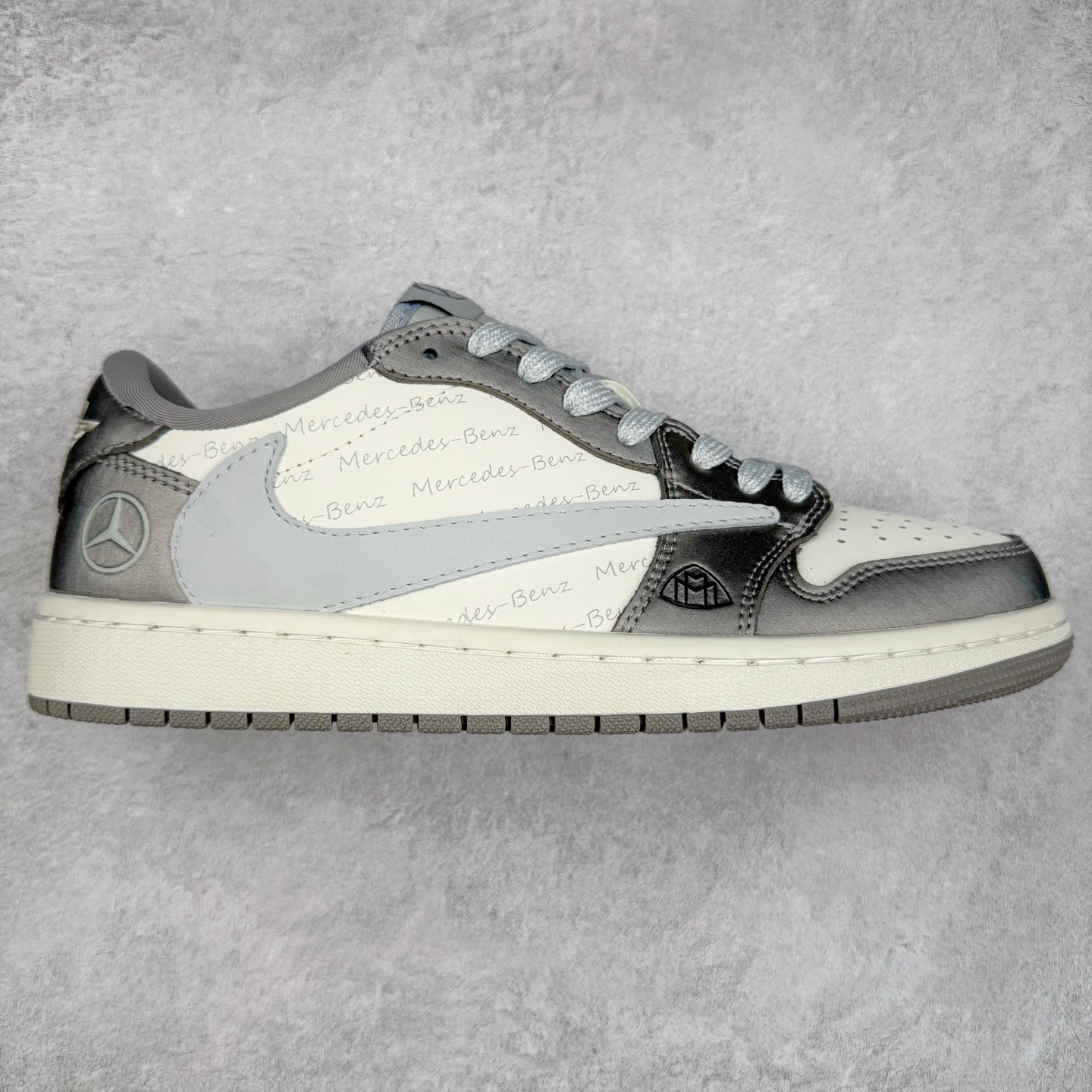TS x Air Jordan AJ1 Low 倒钩低帮联名定制配色 AG3702-802 原厂内置气垫魔块 A模大底 头层小牛皮 鞋舌AJ原厂专用牛津布+AJ专用反口珍珠布+原厂无杂质高弹内里海棉+特殊封边弹力鞋带 实拍调校N版已经零色差零失真 百分百还原实物色彩所见即所得 不存在货不对板色差等低级问题 选购参考实物拍摄 不混卖不参货 只用心做好货严格选品 承诺混一赔十 尺码：36 36.5 37.5 38 38.5 39 40 40.5 41 42 42.5 43 44 44.5 45-选品中心