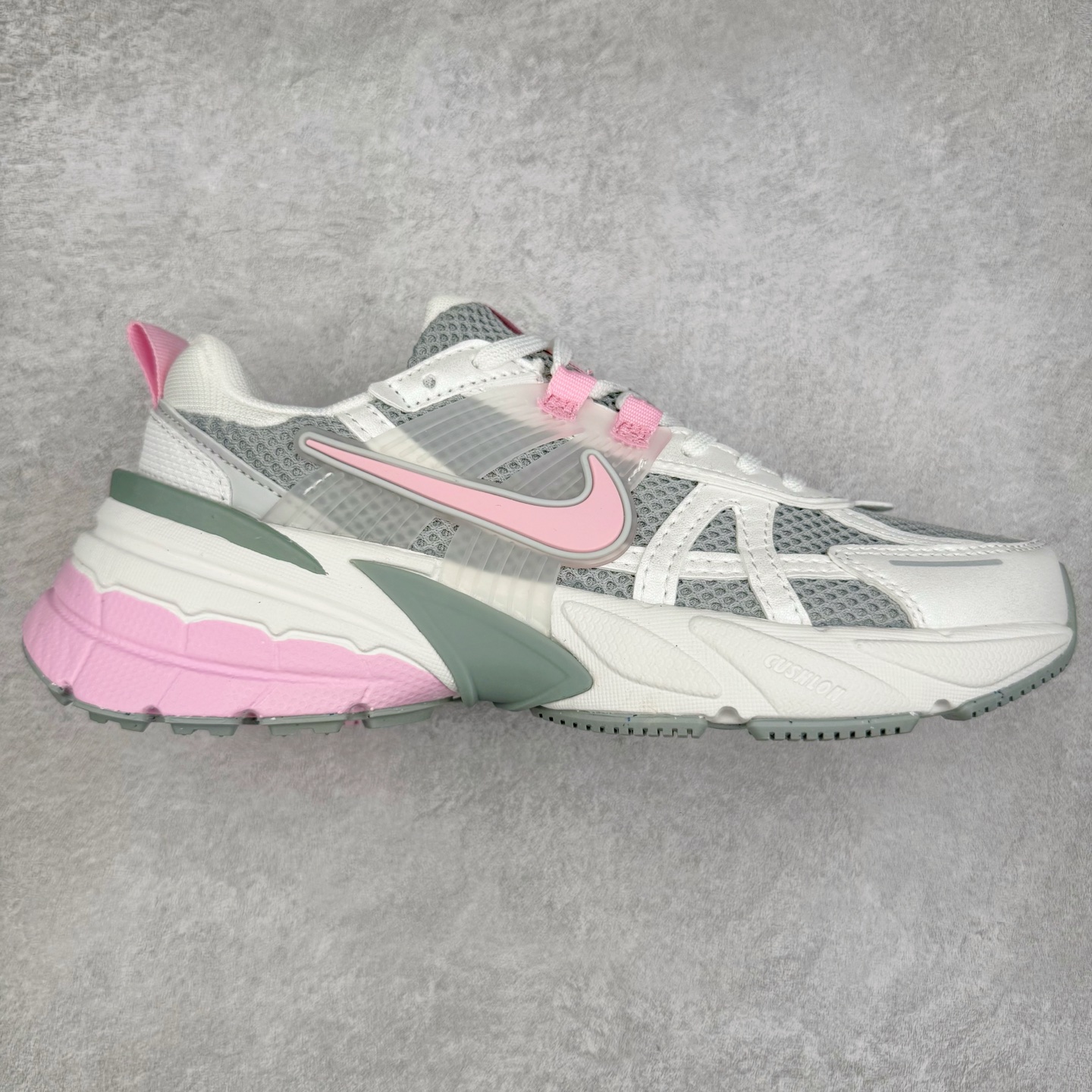 NK V2K Runtekk 减震防滑低帮 复古老爹鞋跑步鞋 HQ4046-001 鞋款被命名为 Runtekk 设计上借鉴了 2000 年的跑鞋风格 配色上以金属银为主调 简练又有复古运动气质 材质上使用大面积网眼、皮革、TPU 组成 支撑和透气性肯定不错 中底处由 Cushlon 泡绵打造 保证在压马路时可以提供优秀脚感 并通过一手做旧氧化效果突出复古感 中底造型很容易让大家联想到巴黎世家3XL 增高效果同样不能忽视 尺码：36 36.5 37.5 38 38.5 39 40 40.5 41 42 42.5 43 44 44.5 45-选品中心