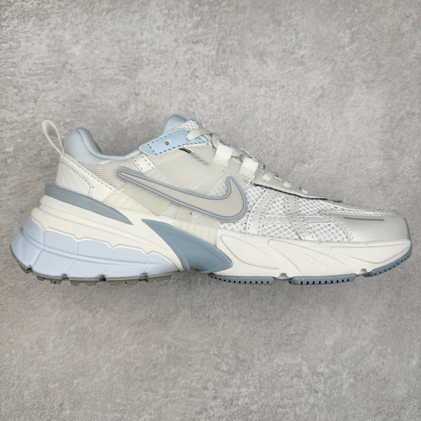 NK V2K Runtekk 减震防滑低帮 复古老爹鞋跑步鞋 HQ4060-100 鞋款被命名为 Runtekk 设计上借鉴了 2000 年的跑鞋风格 配色上以金属银为主调 简练又有复古运动气质 材质上使用大面积网眼、皮革、TPU 组成 支撑和透气性肯定不错 中底处由 Cushlon 泡绵打造 保证在压马路时可以提供优秀脚感 并通过一手做旧氧化效果突出复古感 中底造型很容易让大家联想到巴黎世家3XL 增高效果同样不能忽视 尺码：36 36.5 37.5 38 38.5 39 40 40.5 41 42 42.5 43 44 44.5 45-选品中心