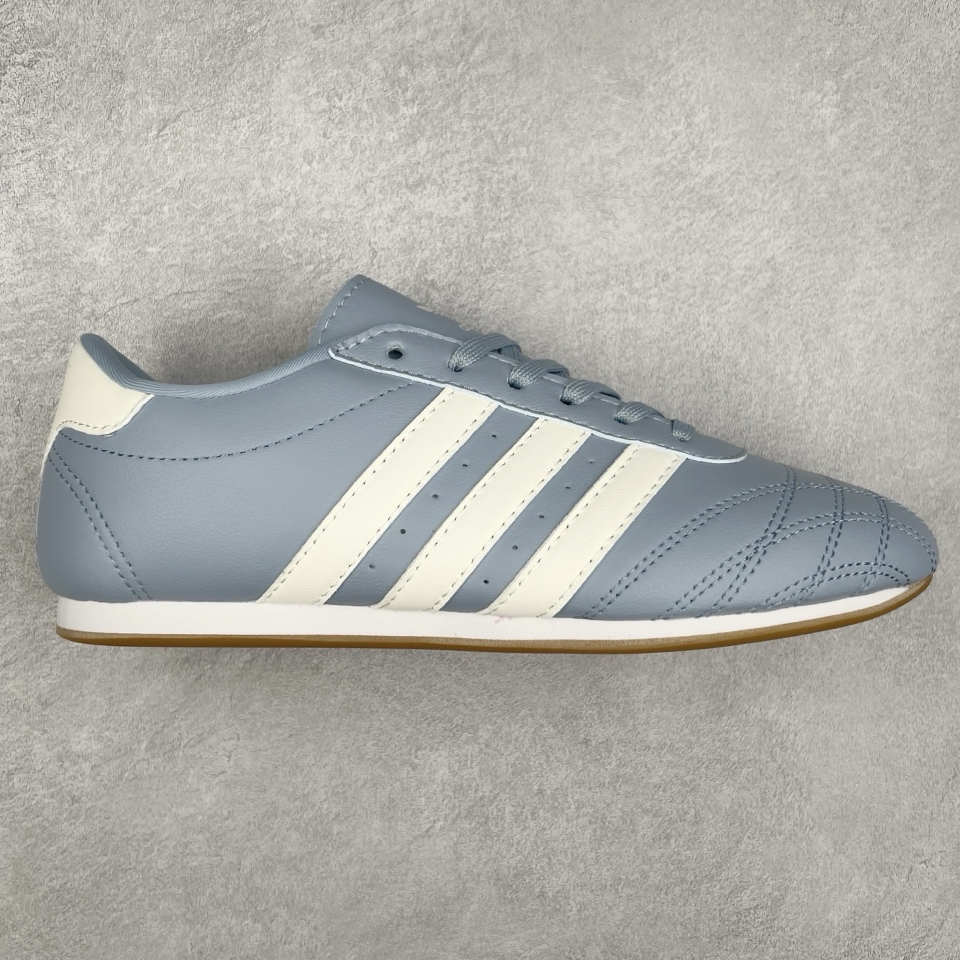 AD Originals Tokyo 东京限定系列复古百搭薄底德训风低帮休闲运动T头鞋 JS3317 ORIGINALS 挖掘复古运动基因，文 将经典与现代完美融合，推出薄底鞋系列，引起潮流趋势。此次COSTS带来的是ADIDAS ORIGINALS TOKYO系列黑白两款百搭配色，鞋款鞋面舒适贴合脚面， 同时采用柔软材质，穿着轻便舒适；中底缓震性能，鞋底有一定弹性，日常穿搭舒适且防滑。尺码：35⅔ 36 36⅔ 37⅓ 38 38⅔ 39⅓ 40 40⅔ 41⅓ 42 42⅔ 43⅓ 44 45-选品中心