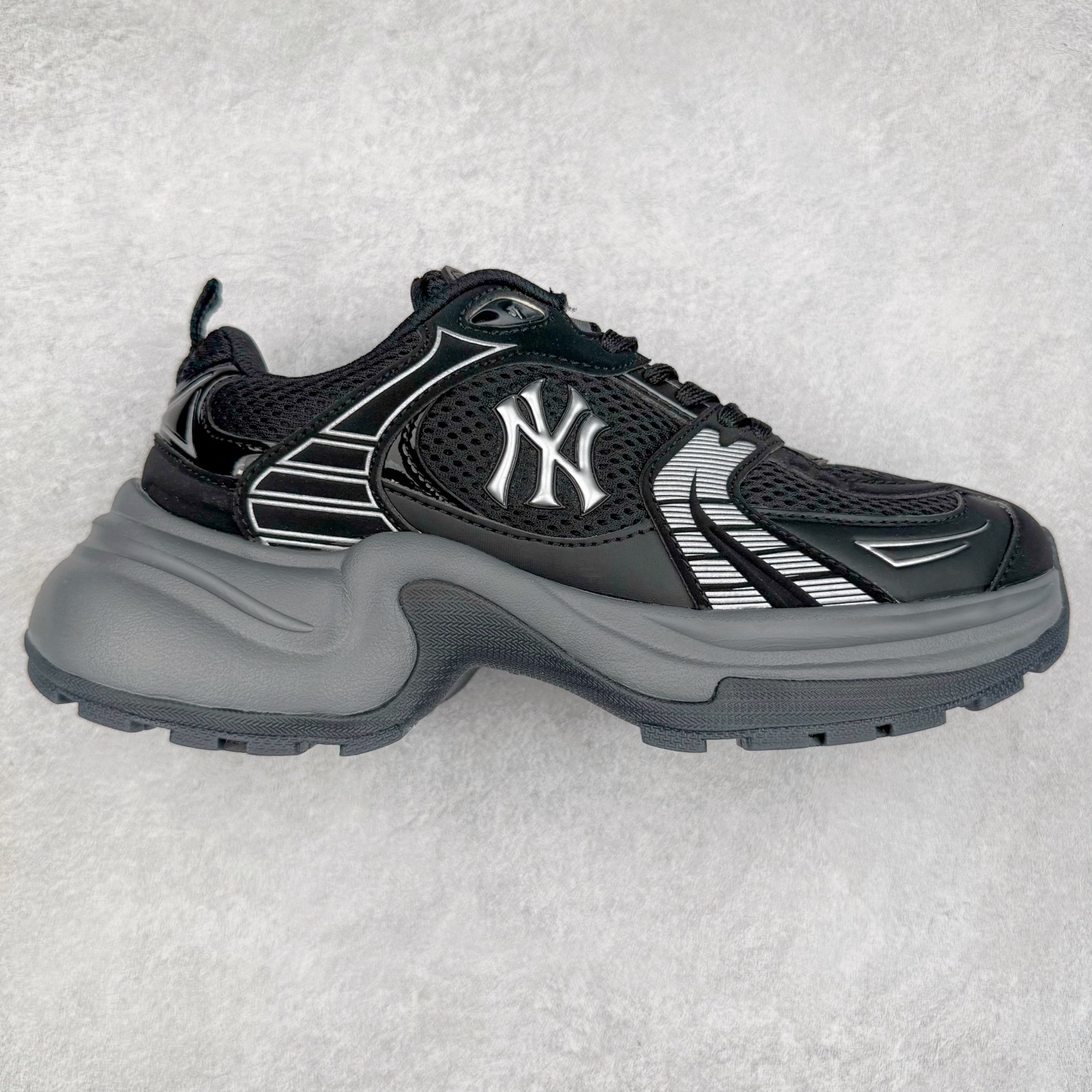 MLB Chunky Cargo 纽约洋基队合成革潮流时尚舒适休闲运动风厚底增高 防滑耐磨 低帮 老爹鞋 男女同款 黑色 实拍调校N版已经零色差零失真 百分百还原实物色彩所见即所得 不存在货不对板色差等低级问题 选购参考实物拍摄 不混卖不参货 只用心做好货严格选品 承诺混一赔十 尺码:36 36.5 37.5 38 38.5 39 40 40.5 41 42 42.5 43 44 44.5 45-选品中心