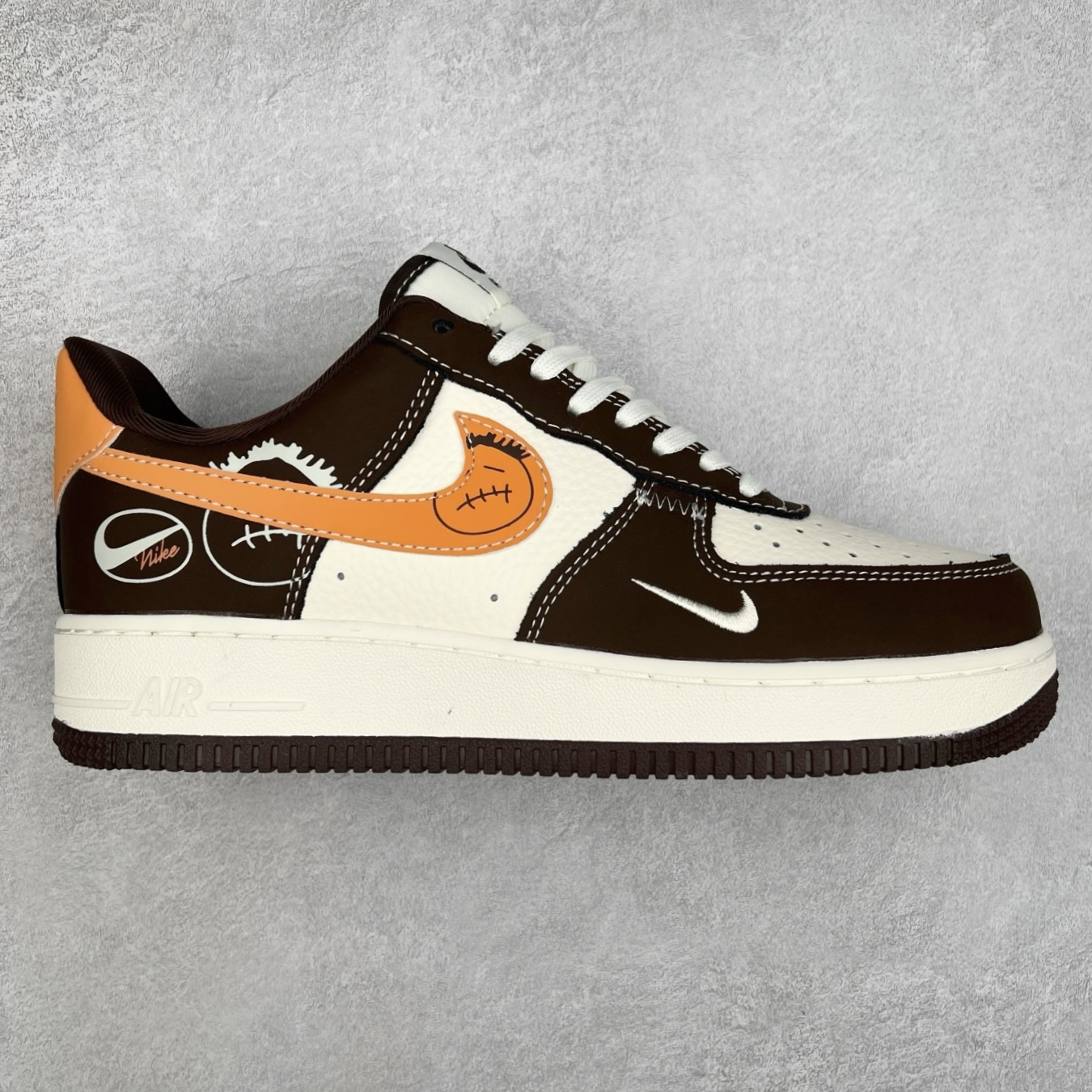 NK Air Force 1´07 Low 空军一号低帮百搭休闲运动板鞋 KK1988-080 柔软、弹性十足的缓震性能和出色的中底设计 横跨复古与现代的外型结合 造就出风靡全球 三十多年的Force 1 直到今天还深受青睐 实拍调校N版已经零色差零失真 百分百还原实物色彩所见即所得 不存在货不对板色差等低级问题 选购参考实物拍摄 不混卖不参货 只用心做好货严格选品 承诺混一赔十 尺码：36 36.5 37.5 38 38.5 39 40 40.5 41 42 42.5 43 44 44.5 45-选品中心