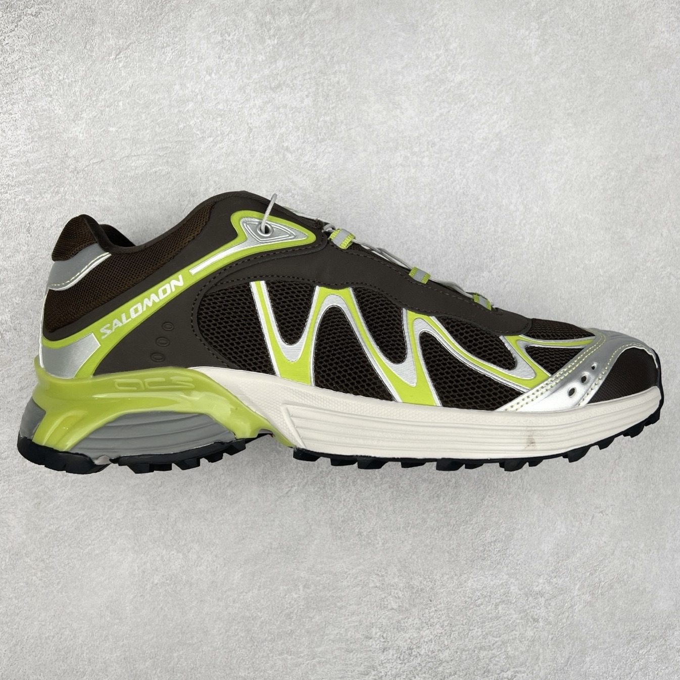 ＃GX SALOMON XT-WHISPER 萨洛蒙圆头防滑耐磨低帮休闲越野训练城市通勤跑步鞋 男女同款 浅棕色 纯原外贸平台特供订单 耗时半年巨作 全套原纸板楦头开发 原厂特供网布配套加持 确保原汁原味 完美呈现版型 原档数据独家私模五层组合大底 男女鞋同步官方开发至46.5 原装Ortholite轻量化鞋垫 中底布带钢印编号 原厂TPU锁扣 进口港宝加持 后跟自然饱满 还原公司包裹性 鞋面以“锯齿”状的包裹系统呈现 在基色底之下加入了各种色点缀 将公司的最新技术和时尚前卫的造型融入耐用的长跑款式中 鞋面由 TPU 薄膜制成 并焊接在高耐磨网眼上 使其既时尚又坚固 由 ACS底盘支撑 可增强稳定性和支撑力 以及由橡胶凸耳 Contragrip外底覆盖的 EVA 缓冲中底 旨在应对崎岖的地形 鞋舌上的彩色Salomon 标签、Quicklace 系统以及鞋头、鞋舌和鞋跟上的附加品牌使细节更加完美 让穿着者可以轻松驾驭户外与通勤下的任何运动生活场景 无缝鞋身户外随意纵横 颜值与脚感兼备 出街通勤 绝对非常吸睛 你值得拥有 尺码：36 36.5 37.5 38 38.5 39 40 40.5 41 42 42.5 43 44 44.5 45 46 46.5 注意：偏小1码-选品中心