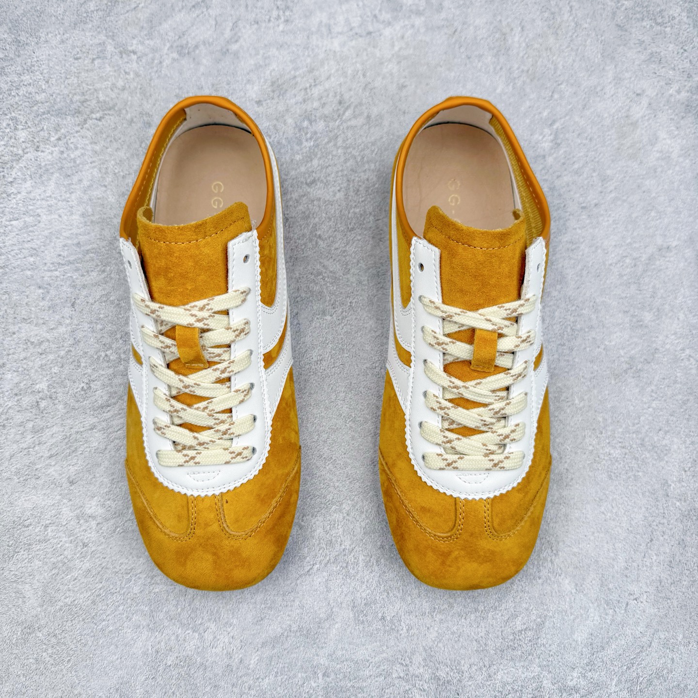 图片[2]-GG-CC阿甘德训鞋2.0系列复古风芭蕾舞鞋GGCC薄底百搭休闲运动鞋系列 广东大厂品质 25ss春季新款 全手工拉帮工艺成型 反绒牛皮革拼接头层皮饰片鞋面材质 鞋身原装高密度防刮尼龙面料,极好柔软效果 双春日踏青舒适度和少女感 德训鞋界的白月光🌙 长时间走路和站立都不累脚 不管怎么搭配都好看 尺码：35 36 37 38 39 40-选品中心