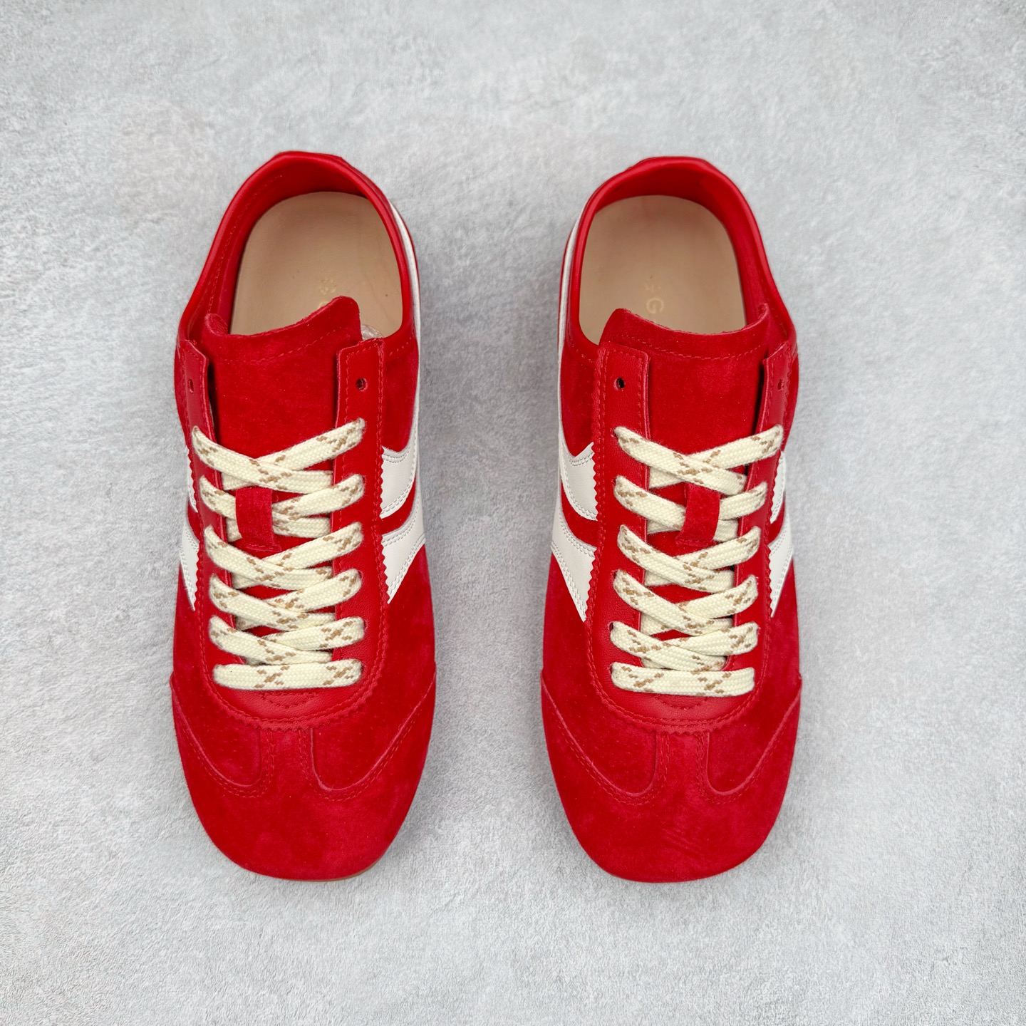 图片[2]-GG-CC阿甘德训鞋2.0系列复古风芭蕾舞鞋GGCC薄底百搭休闲运动鞋系列 广东大厂品质 25ss春季新款 全手工拉帮工艺成型 反绒牛皮革拼接头层皮饰片鞋面材质 鞋身原装高密度防刮尼龙面料,极好柔软效果 双春日踏青舒适度和少女感 德训鞋界的白月光🌙 长时间走路和站立都不累脚 不管怎么搭配都好看 尺码：35 36 37 38 39 40-选品中心