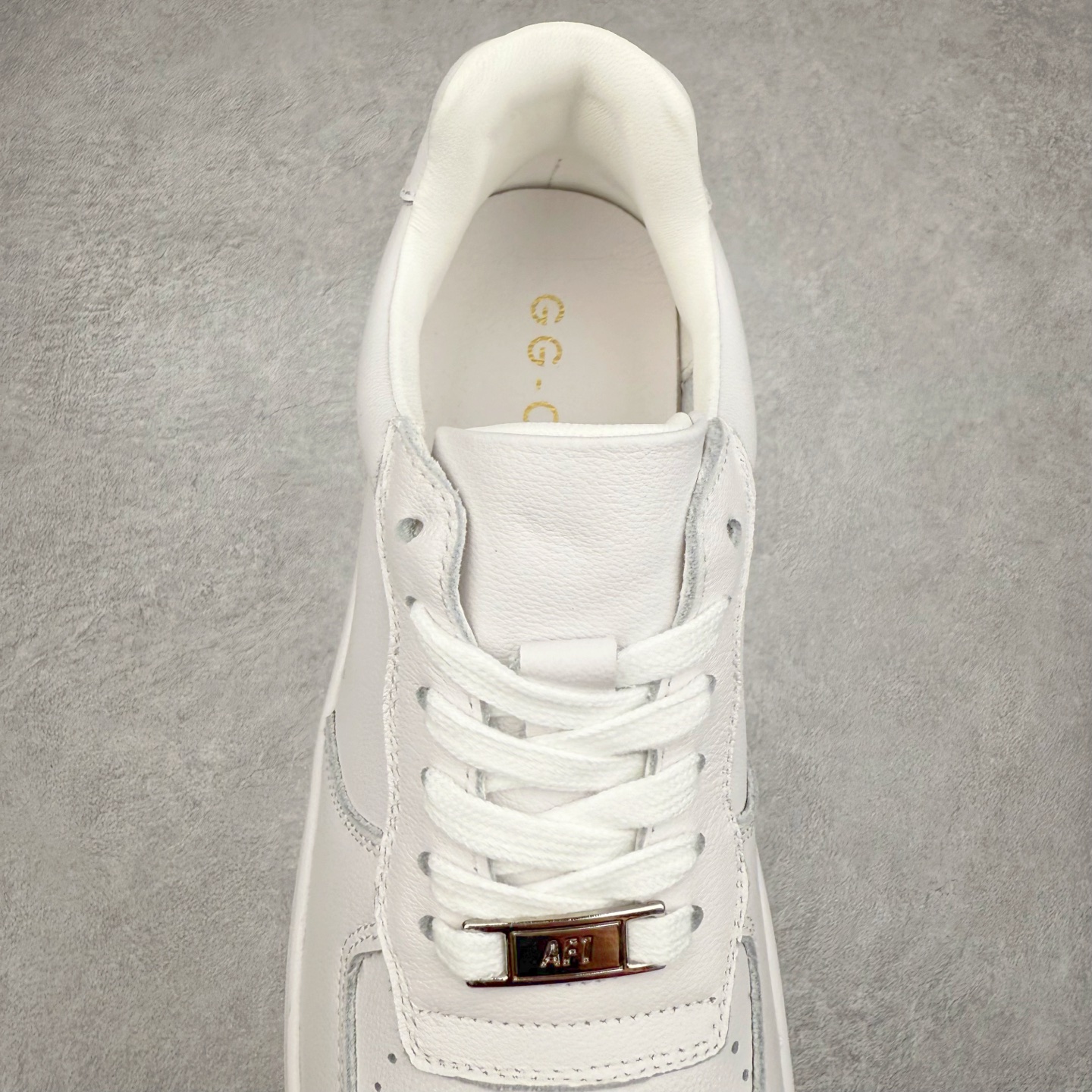 图片[5]-GG-CC Chunky Low 低帮复古休闲运动板鞋 广东大厂品质 采用优质头层牛皮鞋面材质全手工拉帮工艺成型 穿上它腿部线条直接拉满 搭配牛仔裤、裙子还是运动装都能轻松驾驭各种风格，它是真的百搭! GGCC高档银盒 大长腿既视感轻松拿捏 长时间走路和站立都不累脚 不管怎么搭配都好看 尺码：35 36 37 38 39 40-选品中心