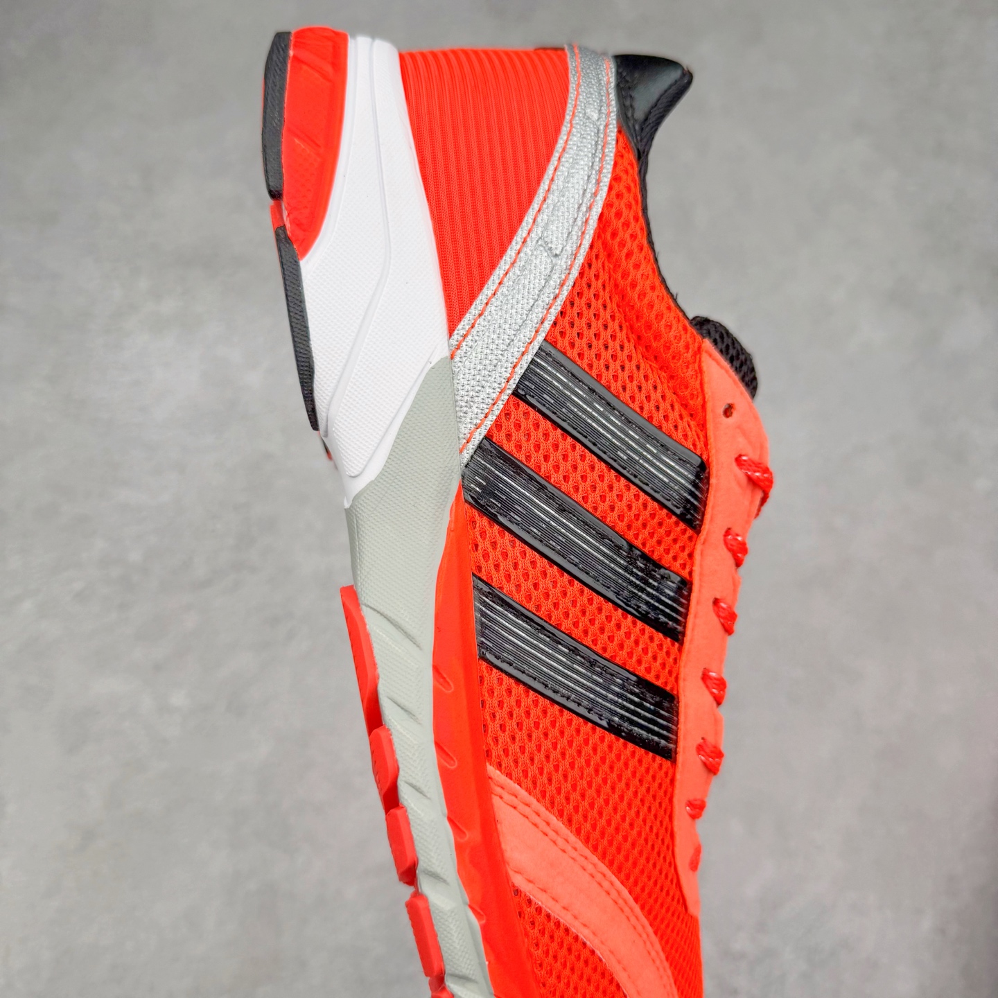 图片[6]-BAD BUNNY x AD Originals ADIZERO SL 72 联名柔软舒适防滑耐磨低帮生活休闲鞋 IH0971 此番 Bad Bunny 和 adidas 以 Adizero SL 72 为蓝本，推出 3 款不同配色，设计灵感汲取自复古跑鞋 SL 72 ，将经典元素与现代风尚相融合，打造出别具一格的鞋履。鞋面采用多层次叠加设计，很有层次感，吸引人。选用华夫格网、绒面革、皮革和灯芯绒等优质材料。鞋身上的 “ Para Bad Bunny ”中足标识与双阿迪达斯标志，彰显了双方的合作身份。搭载 Adizero 泡棉中底，确保卓越的舒适性与性能表现。尺码：36 36.5 37.5 38 38.5 39 40 40.5 41 42 42.5 43 44 44.5 45-选品中心