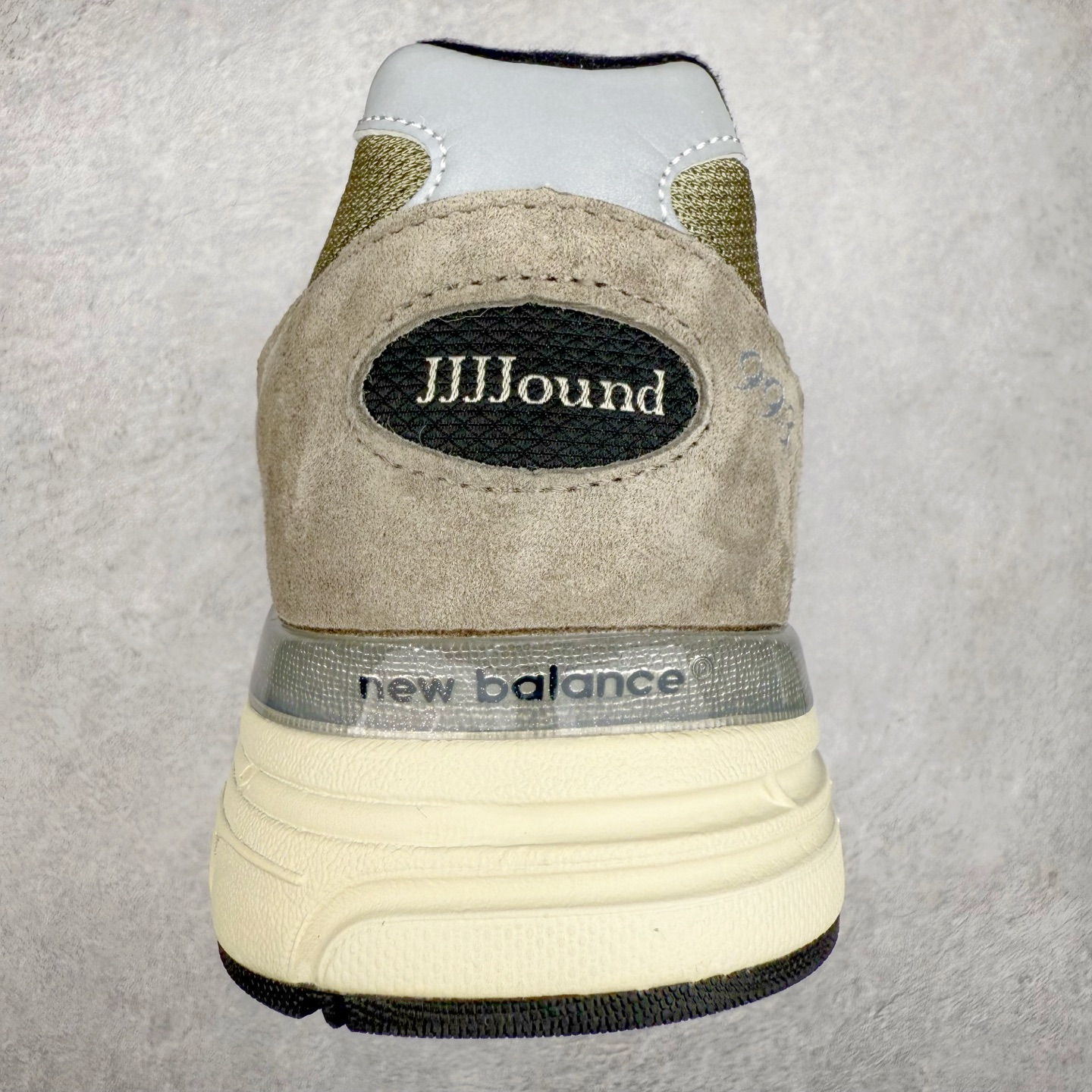 图片[8]-＃K版纯原 JJJJound x New Balance M993JJ 新百伦NB993联名总统复古慢跑鞋 灰棕 鞋身以网眼鞋面结合同色系优质麂皮革构成，鞋舌处点缀 New Balance Made In USA 同色系刺绣标识，彰显鞋款身份。鞋侧点缀银色 \\\”993\\\” 字样，丰富鞋身设计的同时，构建时尚外观。鞋款搭载 ABZORB 缓震系统，通过缓冲和抗压性的结合来吸收冲击力，舒适功能升级。同时搭配泛黄做旧中底，打造丰富层次感，缔造出色复古韵味。尺码：36 37 37.5 38 38.5 39 40 40.5 41.5 42 42.5 43 44 44.5 45-选品中心