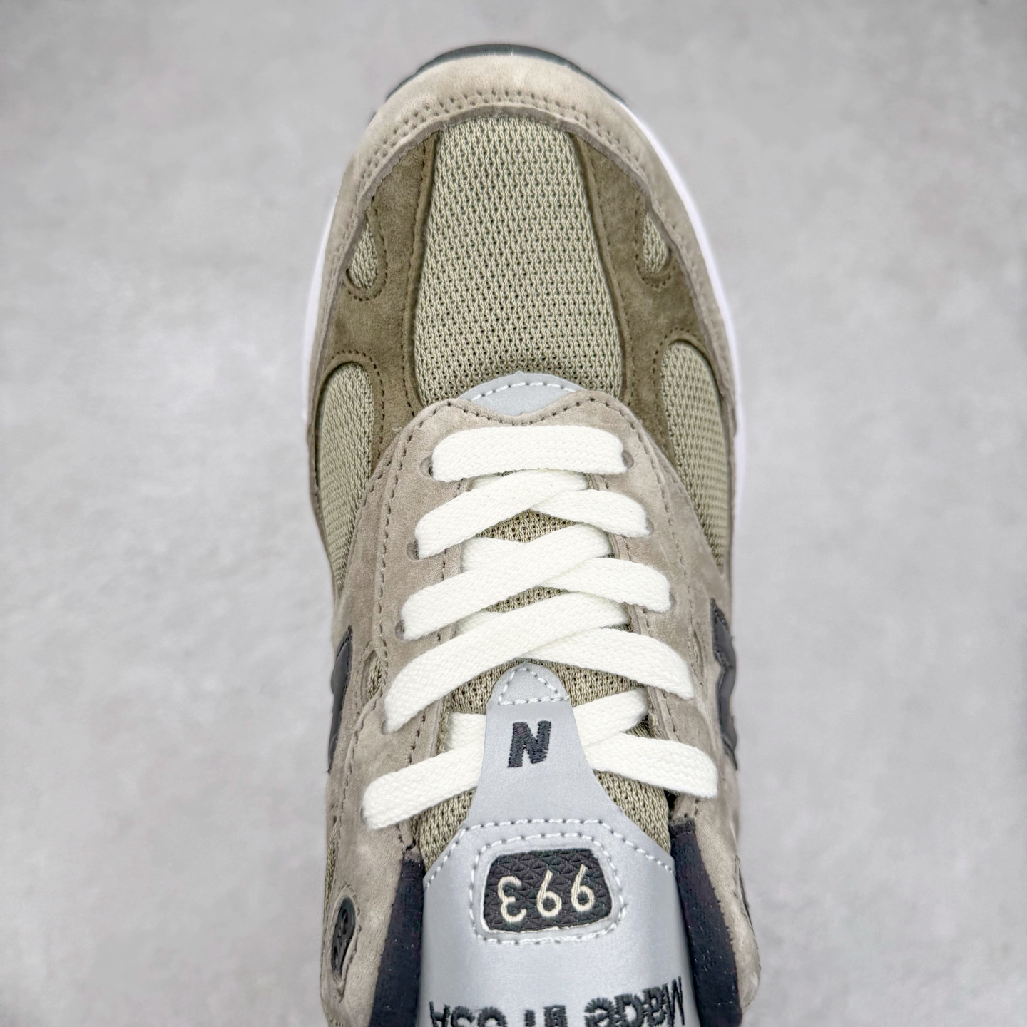 图片[4]-＃K版纯原 JJJJound x New Balance M993JJ 新百伦NB993联名总统复古慢跑鞋 灰棕 鞋身以网眼鞋面结合同色系优质麂皮革构成，鞋舌处点缀 New Balance Made In USA 同色系刺绣标识，彰显鞋款身份。鞋侧点缀银色 \\\”993\\\” 字样，丰富鞋身设计的同时，构建时尚外观。鞋款搭载 ABZORB 缓震系统，通过缓冲和抗压性的结合来吸收冲击力，舒适功能升级。同时搭配泛黄做旧中底，打造丰富层次感，缔造出色复古韵味。尺码：36 37 37.5 38 38.5 39 40 40.5 41.5 42 42.5 43 44 44.5 45-选品中心