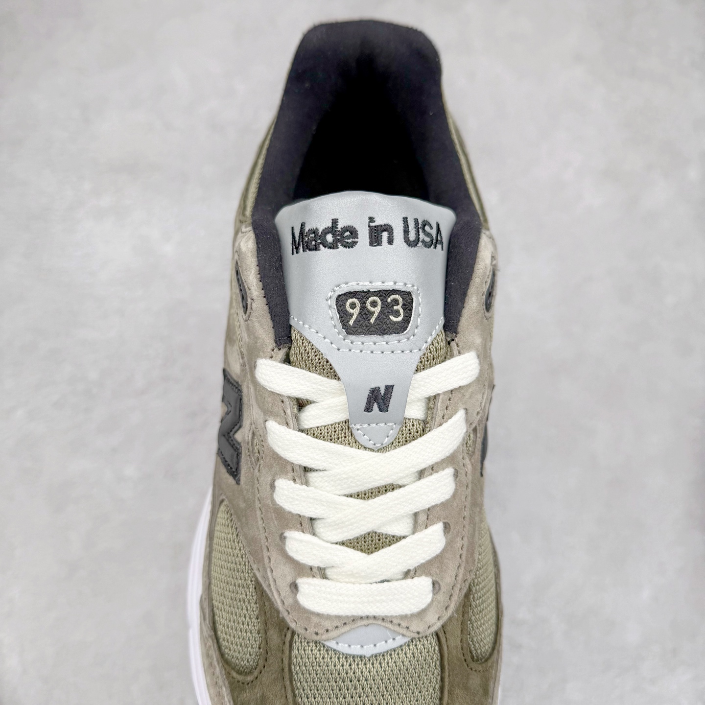 图片[5]-＃K版纯原 JJJJound x New Balance M993JJ 新百伦NB993联名总统复古慢跑鞋 灰棕 鞋身以网眼鞋面结合同色系优质麂皮革构成，鞋舌处点缀 New Balance Made In USA 同色系刺绣标识，彰显鞋款身份。鞋侧点缀银色 \\\”993\\\” 字样，丰富鞋身设计的同时，构建时尚外观。鞋款搭载 ABZORB 缓震系统，通过缓冲和抗压性的结合来吸收冲击力，舒适功能升级。同时搭配泛黄做旧中底，打造丰富层次感，缔造出色复古韵味。尺码：36 37 37.5 38 38.5 39 40 40.5 41.5 42 42.5 43 44 44.5 45-选品中心