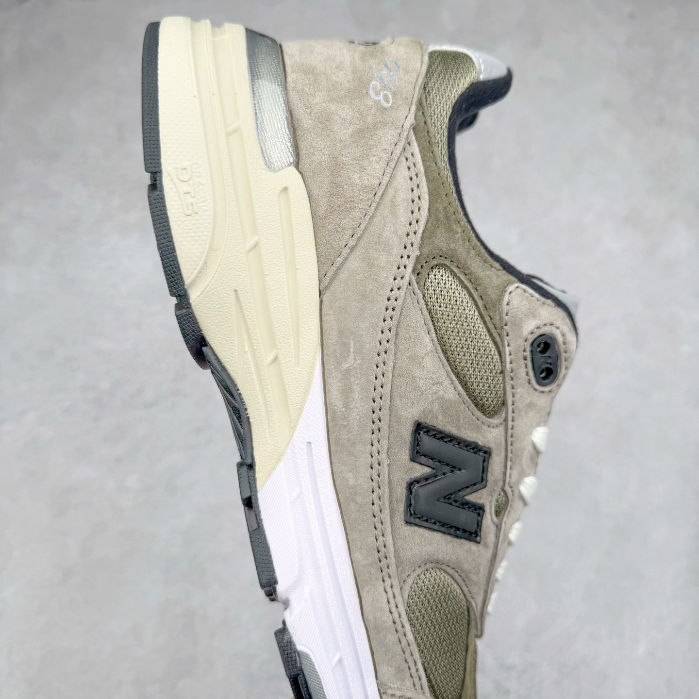 图片[6]-＃K版纯原 JJJJound x New Balance M993JJ 新百伦NB993联名总统复古慢跑鞋 灰棕 鞋身以网眼鞋面结合同色系优质麂皮革构成，鞋舌处点缀 New Balance Made In USA 同色系刺绣标识，彰显鞋款身份。鞋侧点缀银色 \\\”993\\\” 字样，丰富鞋身设计的同时，构建时尚外观。鞋款搭载 ABZORB 缓震系统，通过缓冲和抗压性的结合来吸收冲击力，舒适功能升级。同时搭配泛黄做旧中底，打造丰富层次感，缔造出色复古韵味。尺码：36 37 37.5 38 38.5 39 40 40.5 41.5 42 42.5 43 44 44.5 45-选品中心