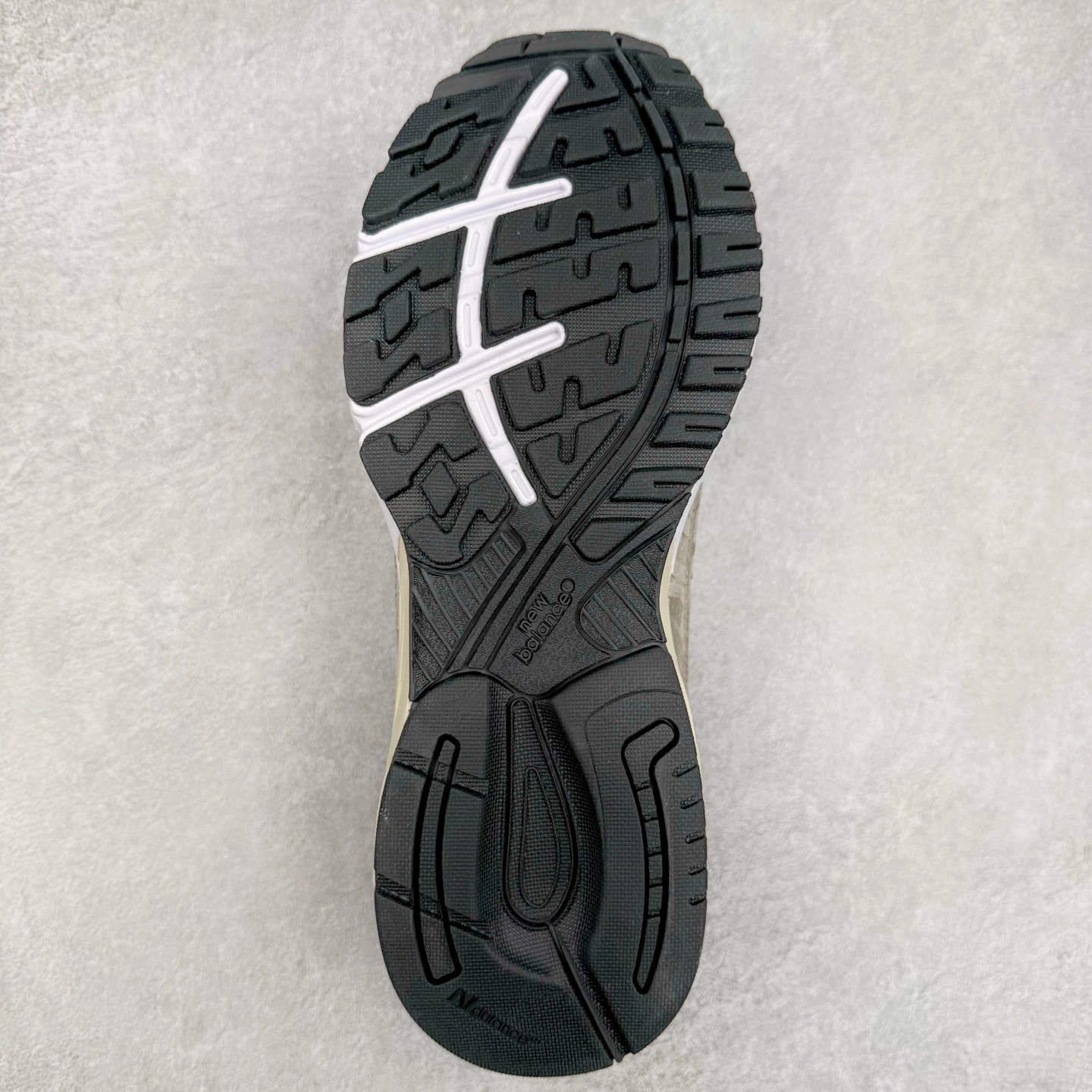 图片[9]-＃K版纯原 JJJJound x New Balance M993JJ 新百伦NB993联名总统复古慢跑鞋 灰棕 鞋身以网眼鞋面结合同色系优质麂皮革构成，鞋舌处点缀 New Balance Made In USA 同色系刺绣标识，彰显鞋款身份。鞋侧点缀银色 \\\”993\\\” 字样，丰富鞋身设计的同时，构建时尚外观。鞋款搭载 ABZORB 缓震系统，通过缓冲和抗压性的结合来吸收冲击力，舒适功能升级。同时搭配泛黄做旧中底，打造丰富层次感，缔造出色复古韵味。尺码：36 37 37.5 38 38.5 39 40 40.5 41.5 42 42.5 43 44 44.5 45-选品中心