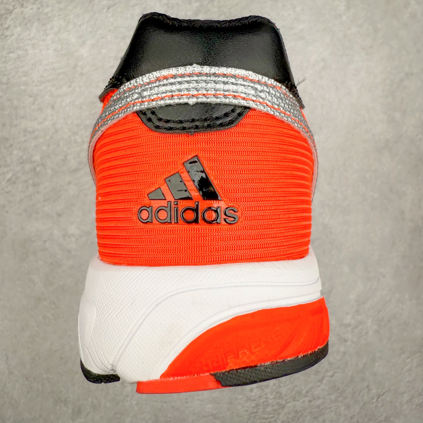 图片[8]-BAD BUNNY x AD Originals ADIZERO SL 72 联名柔软舒适防滑耐磨低帮生活休闲鞋 IH0971 此番 Bad Bunny 和 adidas 以 Adizero SL 72 为蓝本，推出 3 款不同配色，设计灵感汲取自复古跑鞋 SL 72 ，将经典元素与现代风尚相融合，打造出别具一格的鞋履。鞋面采用多层次叠加设计，很有层次感，吸引人。选用华夫格网、绒面革、皮革和灯芯绒等优质材料。鞋身上的 “ Para Bad Bunny ”中足标识与双阿迪达斯标志，彰显了双方的合作身份。搭载 Adizero 泡棉中底，确保卓越的舒适性与性能表现。尺码：36 36.5 37.5 38 38.5 39 40 40.5 41 42 42.5 43 44 44.5 45-选品中心