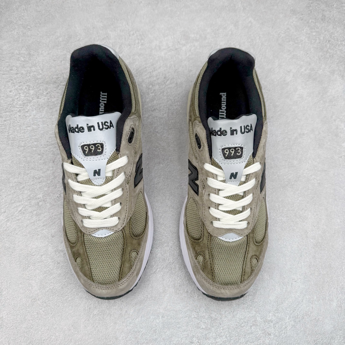 图片[2]-＃K版纯原 JJJJound x New Balance M993JJ 新百伦NB993联名总统复古慢跑鞋 灰棕 鞋身以网眼鞋面结合同色系优质麂皮革构成，鞋舌处点缀 New Balance Made In USA 同色系刺绣标识，彰显鞋款身份。鞋侧点缀银色 \\\”993\\\” 字样，丰富鞋身设计的同时，构建时尚外观。鞋款搭载 ABZORB 缓震系统，通过缓冲和抗压性的结合来吸收冲击力，舒适功能升级。同时搭配泛黄做旧中底，打造丰富层次感，缔造出色复古韵味。尺码：36 37 37.5 38 38.5 39 40 40.5 41.5 42 42.5 43 44 44.5 45-选品中心