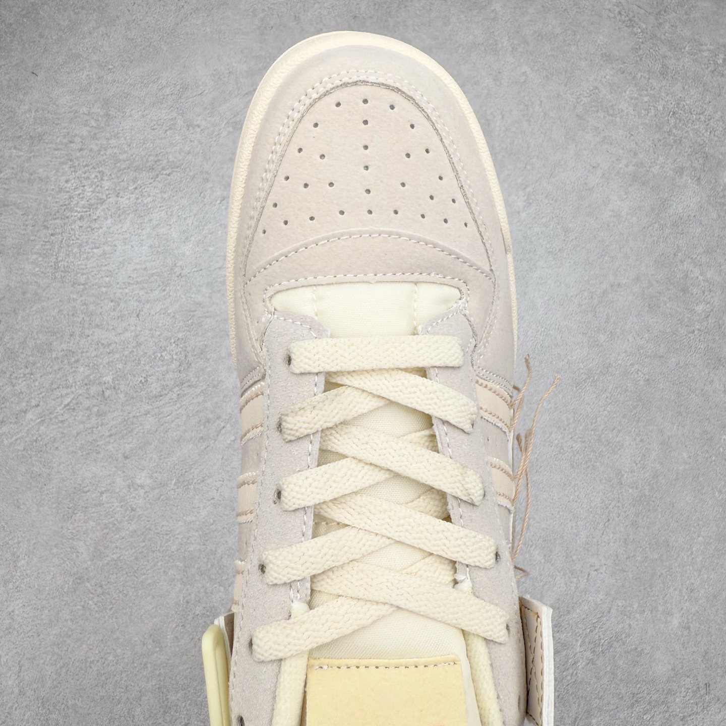 图片[4]-AD Forum 84 Low OG 低帮百搭潮流休闲运动板鞋 以复古篮球鞋的外形为基础 采用皮革拼接 简约百搭 更加贴合舒适 中底内侧网格造型起到点睛之笔 外底橡胶 更显复古 尺码：36 36.5 37.5 38 38.5 39 40 40.5 41 42 42.5 43 44 44.5 45-选品中心