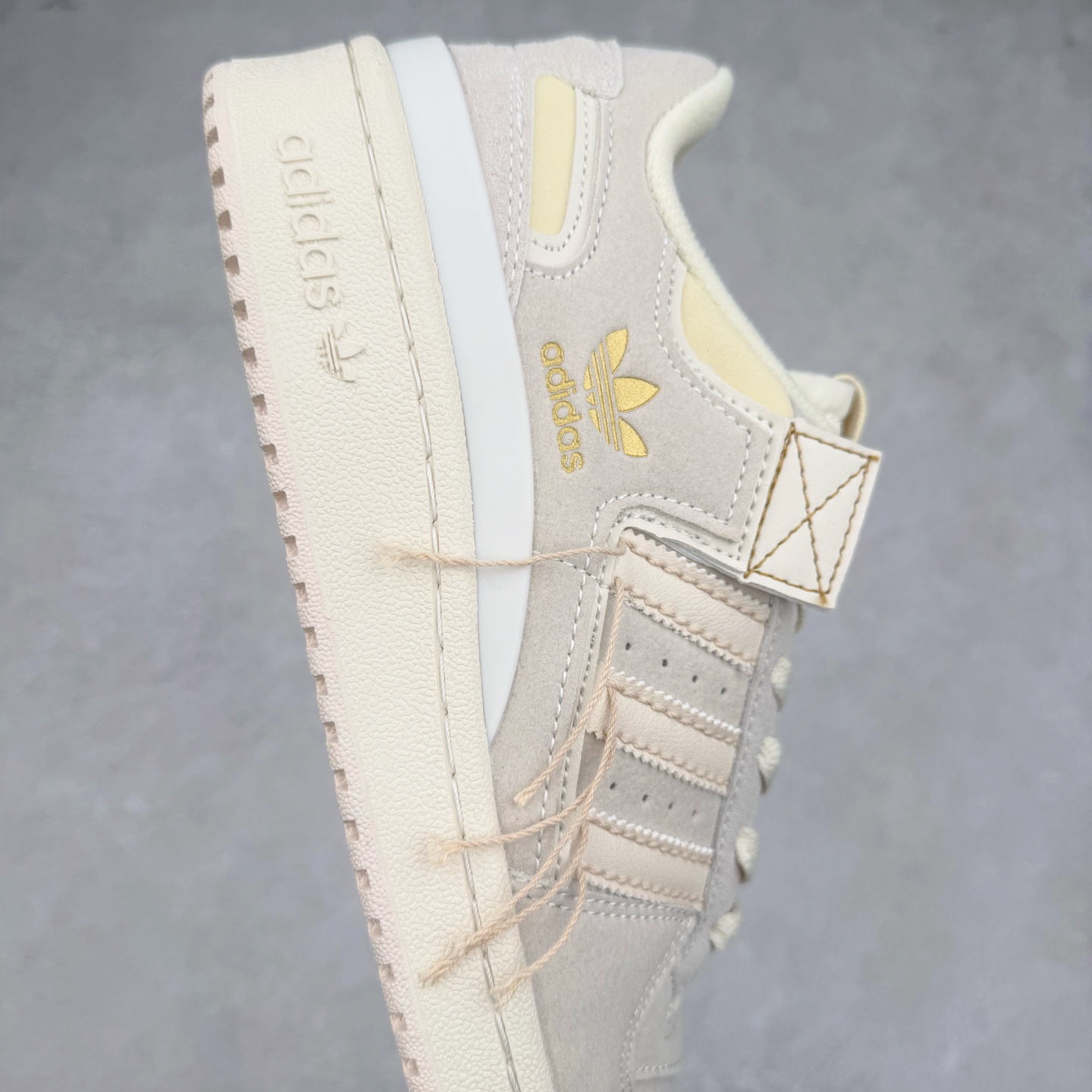 图片[6]-AD Forum 84 Low OG 低帮百搭潮流休闲运动板鞋 以复古篮球鞋的外形为基础 采用皮革拼接 简约百搭 更加贴合舒适 中底内侧网格造型起到点睛之笔 外底橡胶 更显复古 尺码：36 36.5 37.5 38 38.5 39 40 40.5 41 42 42.5 43 44 44.5 45-选品中心