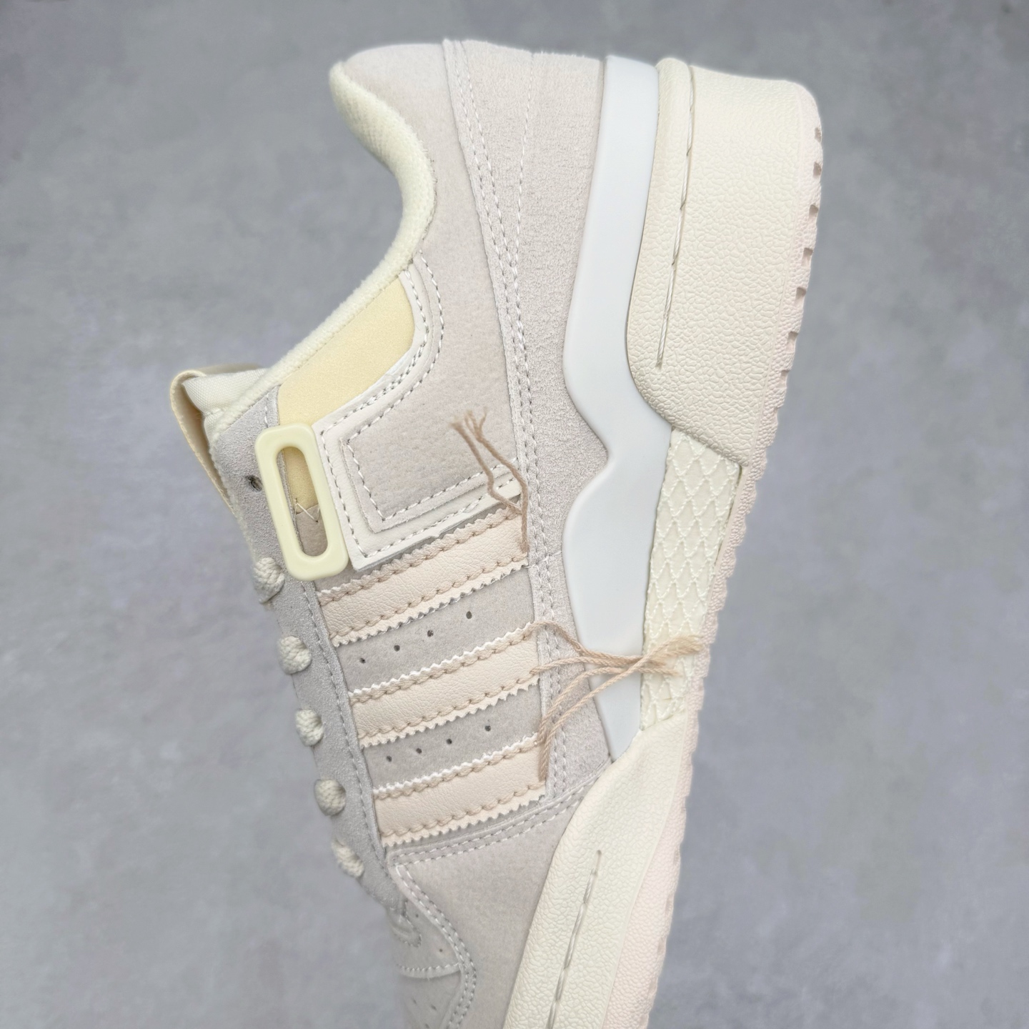 图片[7]-AD Forum 84 Low OG 低帮百搭潮流休闲运动板鞋 以复古篮球鞋的外形为基础 采用皮革拼接 简约百搭 更加贴合舒适 中底内侧网格造型起到点睛之笔 外底橡胶 更显复古 尺码：36 36.5 37.5 38 38.5 39 40 40.5 41 42 42.5 43 44 44.5 45-选品中心