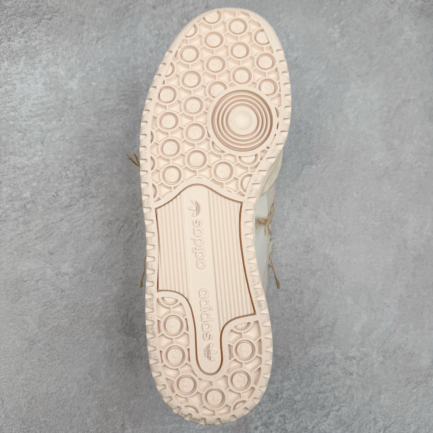 图片[9]-AD Forum 84 Low OG 低帮百搭潮流休闲运动板鞋 以复古篮球鞋的外形为基础 采用皮革拼接 简约百搭 更加贴合舒适 中底内侧网格造型起到点睛之笔 外底橡胶 更显复古 尺码：36 36.5 37.5 38 38.5 39 40 40.5 41 42 42.5 43 44 44.5 45-选品中心