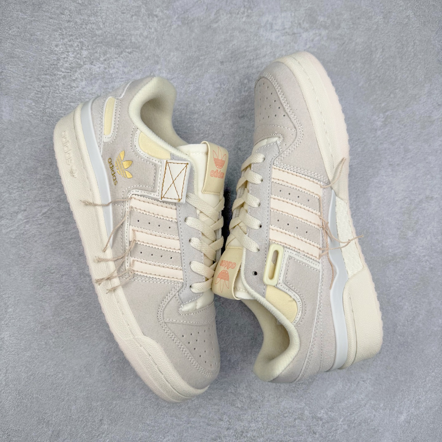 图片[3]-AD Forum 84 Low OG 低帮百搭潮流休闲运动板鞋 以复古篮球鞋的外形为基础 采用皮革拼接 简约百搭 更加贴合舒适 中底内侧网格造型起到点睛之笔 外底橡胶 更显复古 尺码：36 36.5 37.5 38 38.5 39 40 40.5 41 42 42.5 43 44 44.5 45-选品中心