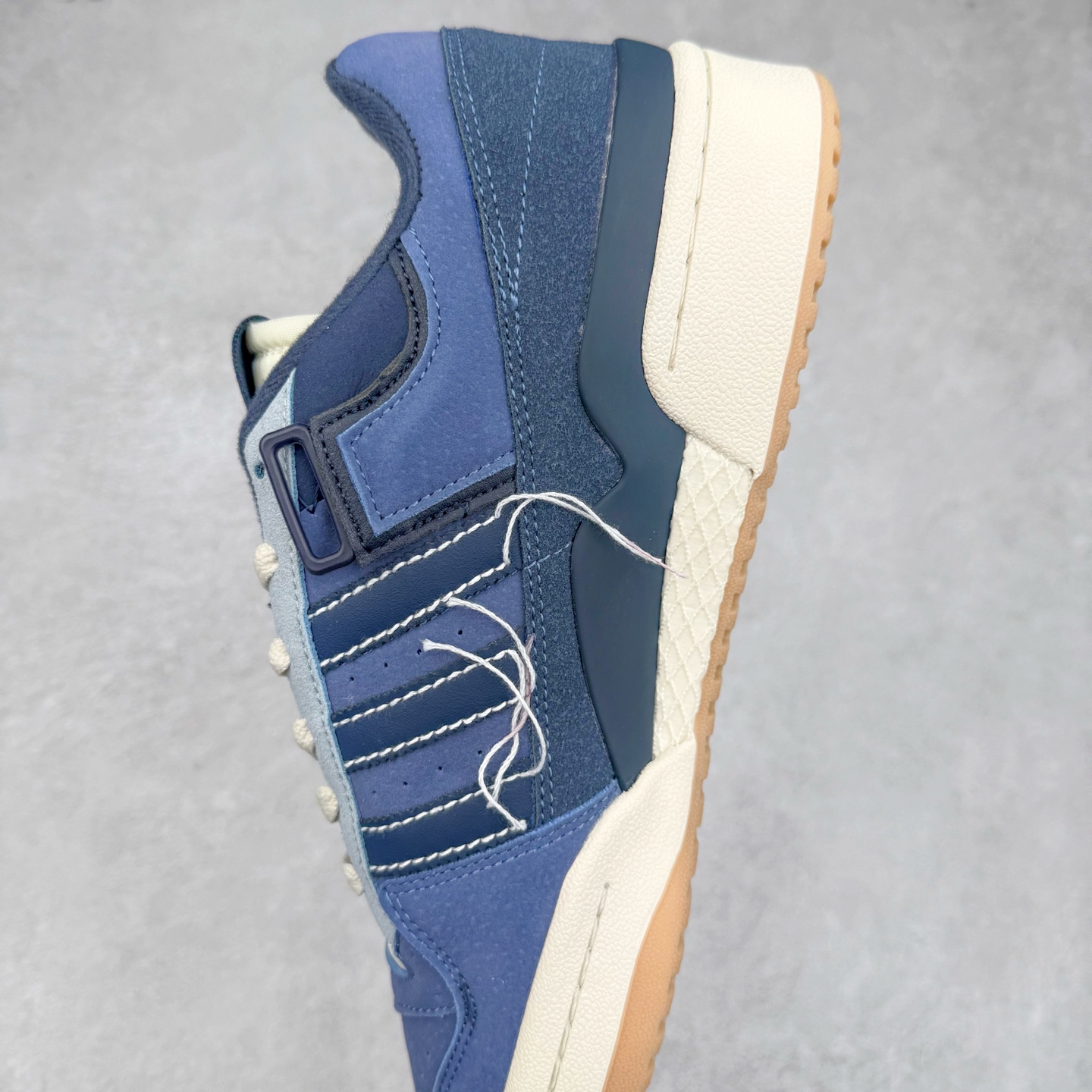 图片[7]-AD Forum 84 Low OG 低帮百搭潮流休闲运动板鞋 以复古篮球鞋的外形为基础 采用皮革拼接 简约百搭 更加贴合舒适 中底内侧网格造型起到点睛之笔 外底橡胶 更显复古 尺码：36 36.5 37.5 38 38.5 39 40 40.5 41 42 42.5 43 44 44.5 45-选品中心