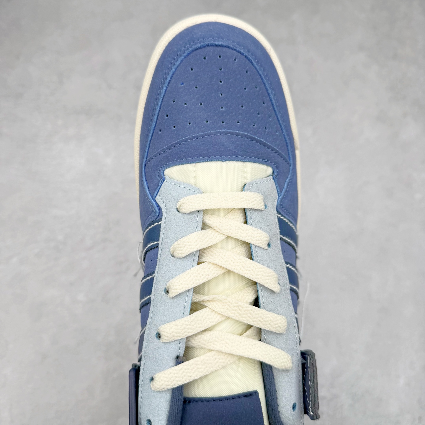 图片[4]-AD Forum 84 Low OG 低帮百搭潮流休闲运动板鞋 以复古篮球鞋的外形为基础 采用皮革拼接 简约百搭 更加贴合舒适 中底内侧网格造型起到点睛之笔 外底橡胶 更显复古 尺码：36 36.5 37.5 38 38.5 39 40 40.5 41 42 42.5 43 44 44.5 45-选品中心