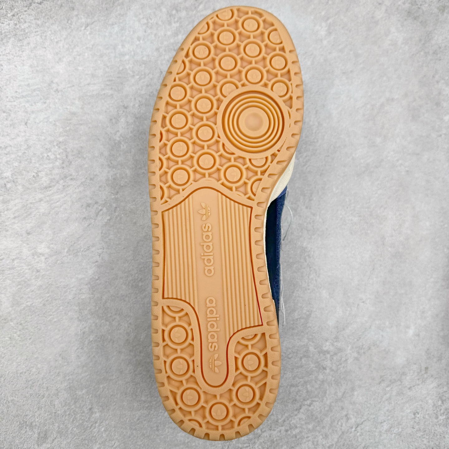 图片[9]-AD Forum 84 Low OG 低帮百搭潮流休闲运动板鞋 以复古篮球鞋的外形为基础 采用皮革拼接 简约百搭 更加贴合舒适 中底内侧网格造型起到点睛之笔 外底橡胶 更显复古 尺码：36 36.5 37.5 38 38.5 39 40 40.5 41 42 42.5 43 44 44.5 45-选品中心