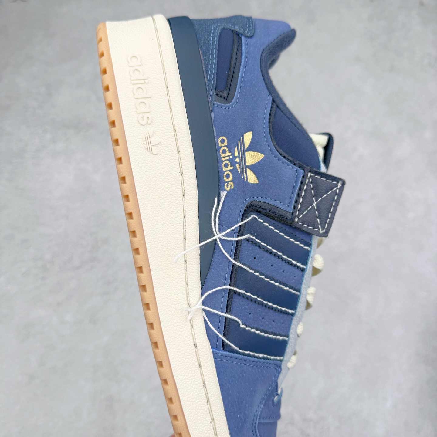 图片[6]-AD Forum 84 Low OG 低帮百搭潮流休闲运动板鞋 以复古篮球鞋的外形为基础 采用皮革拼接 简约百搭 更加贴合舒适 中底内侧网格造型起到点睛之笔 外底橡胶 更显复古 尺码：36 36.5 37.5 38 38.5 39 40 40.5 41 42 42.5 43 44 44.5 45-选品中心