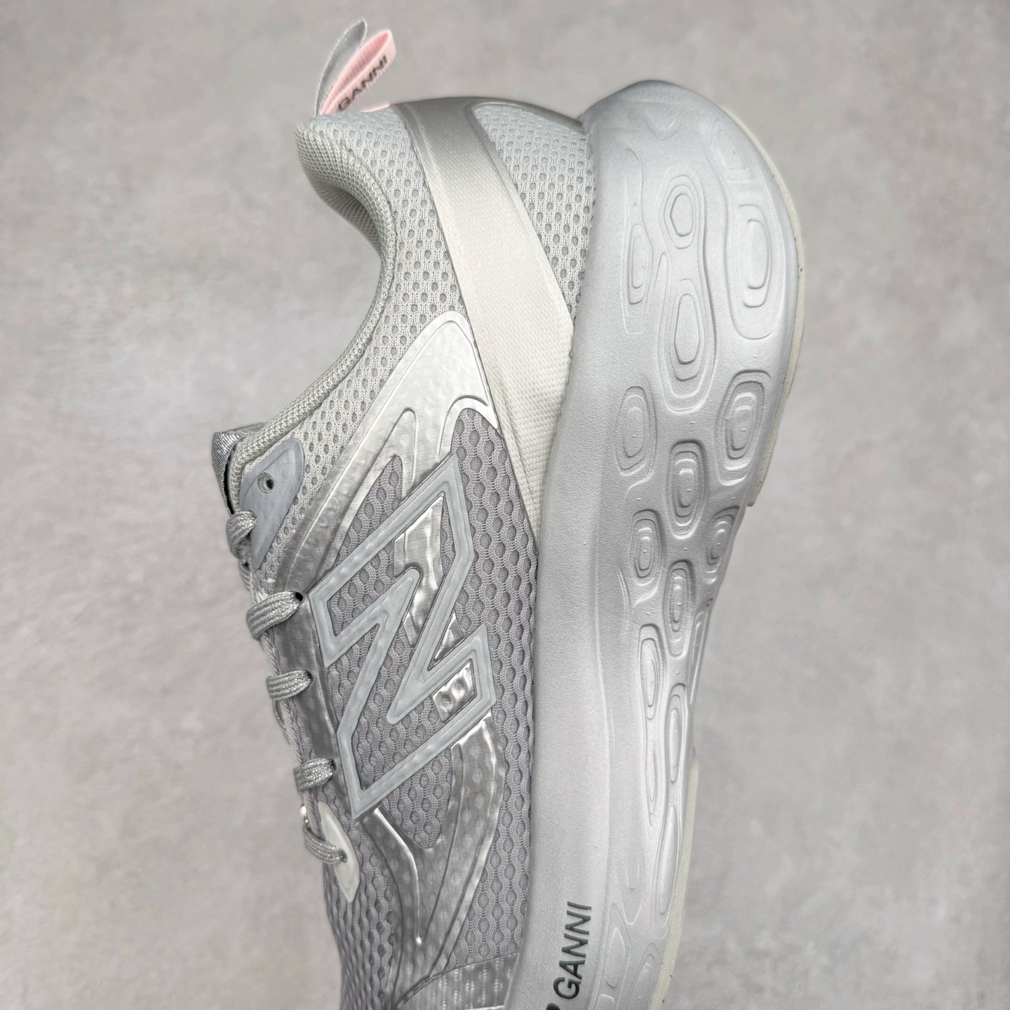 图片[7]-GANNI × New Balance NB Fresh Foam TRAINER UTRNGA “Silver Metallic”舒适百搭防滑耐磨联名款慢跑鞋 货号：UTRNGA 尺码：36 37 38 39 40-选品中心