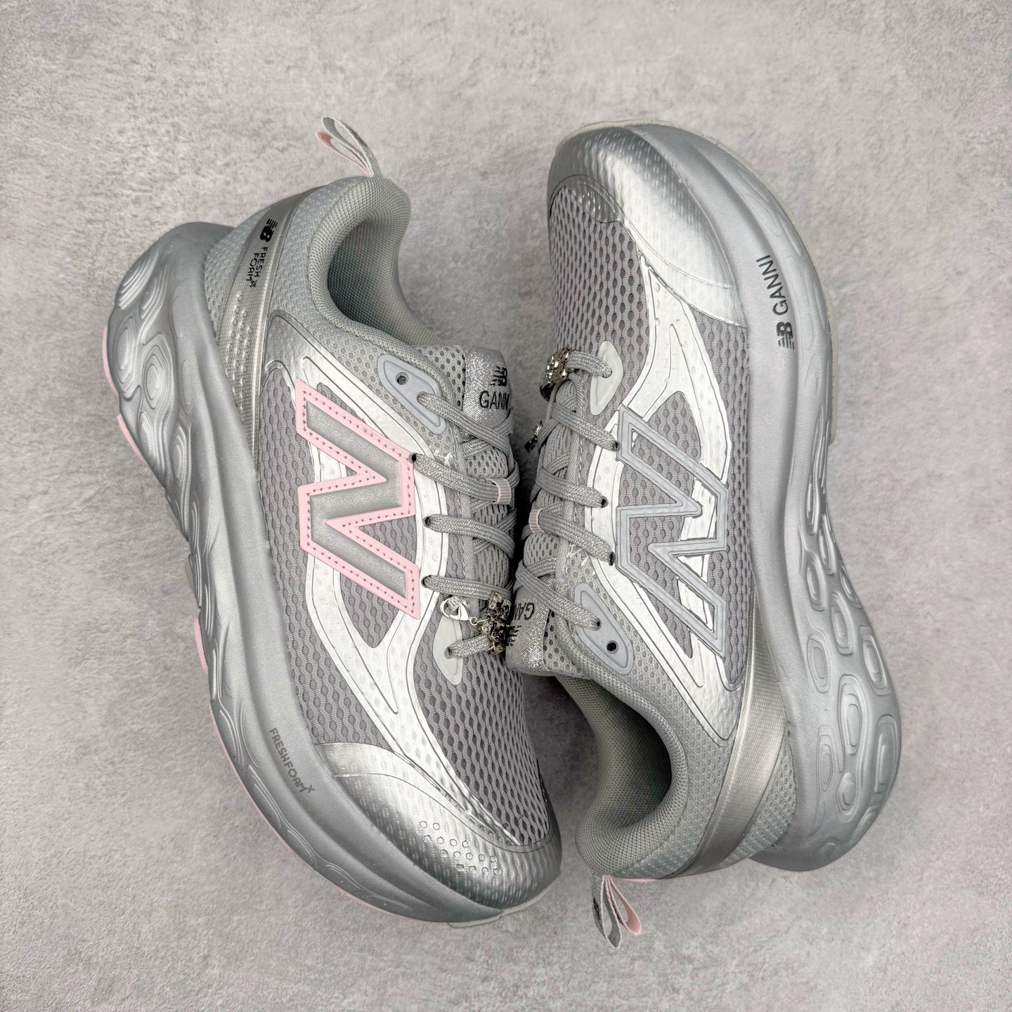 图片[3]-GANNI × New Balance NB Fresh Foam TRAINER UTRNGA “Silver Metallic”舒适百搭防滑耐磨联名款慢跑鞋 货号：UTRNGA 尺码：36 37 38 39 40-选品中心