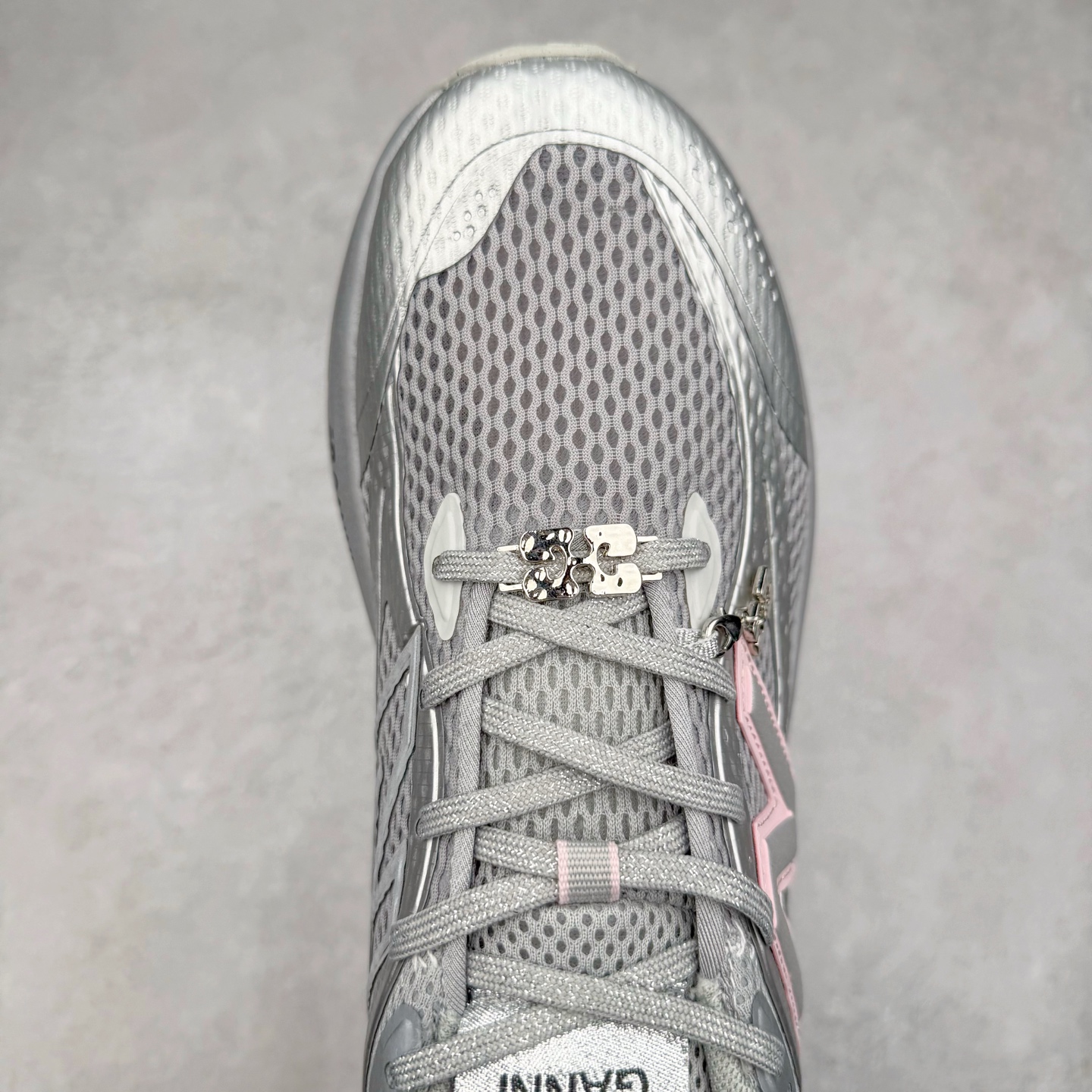 图片[4]-GANNI × New Balance NB Fresh Foam TRAINER UTRNGA “Silver Metallic”舒适百搭防滑耐磨联名款慢跑鞋 货号：UTRNGA 尺码：36 37 38 39 40-选品中心