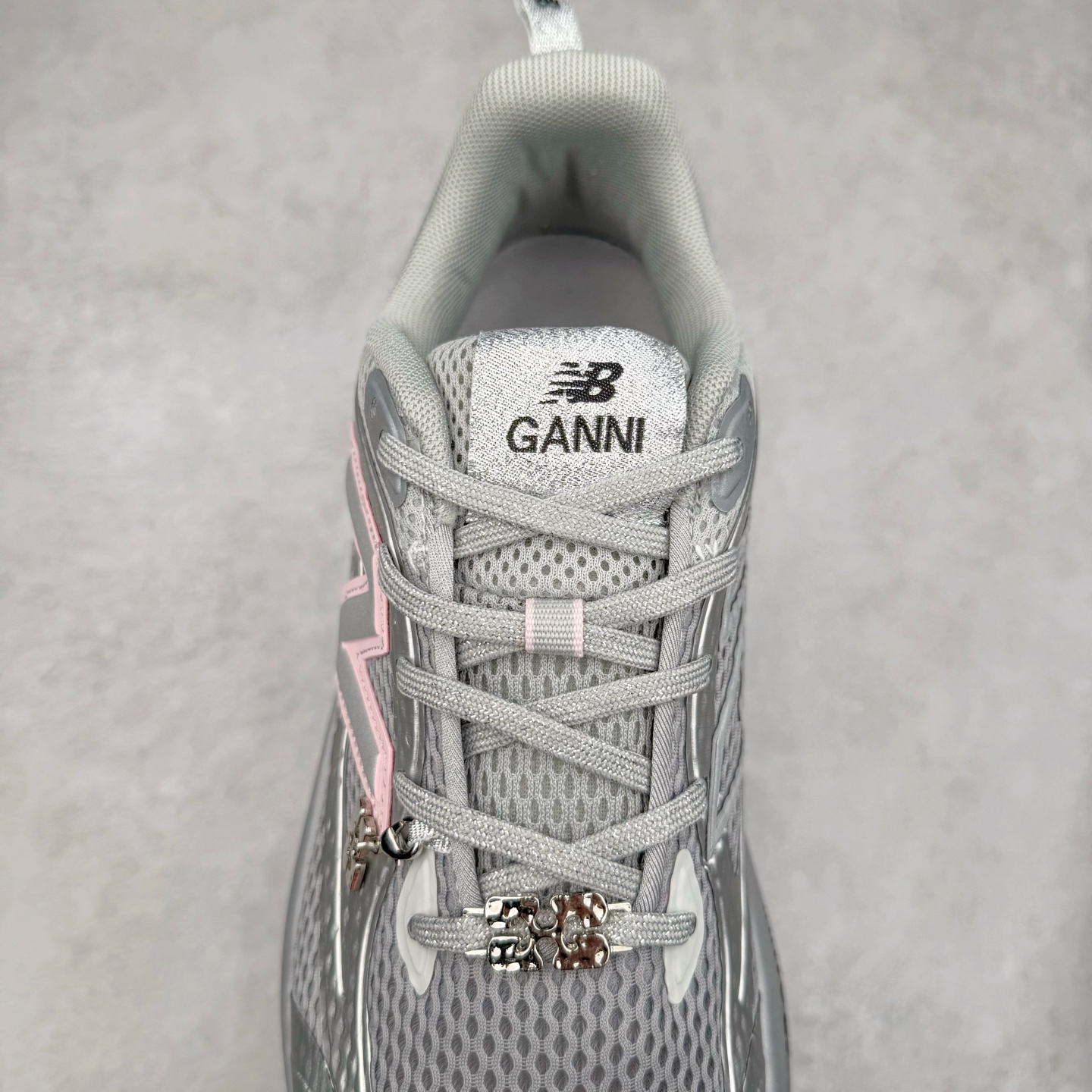 图片[5]-GANNI × New Balance NB Fresh Foam TRAINER UTRNGA “Silver Metallic”舒适百搭防滑耐磨联名款慢跑鞋 货号：UTRNGA 尺码：36 37 38 39 40-选品中心