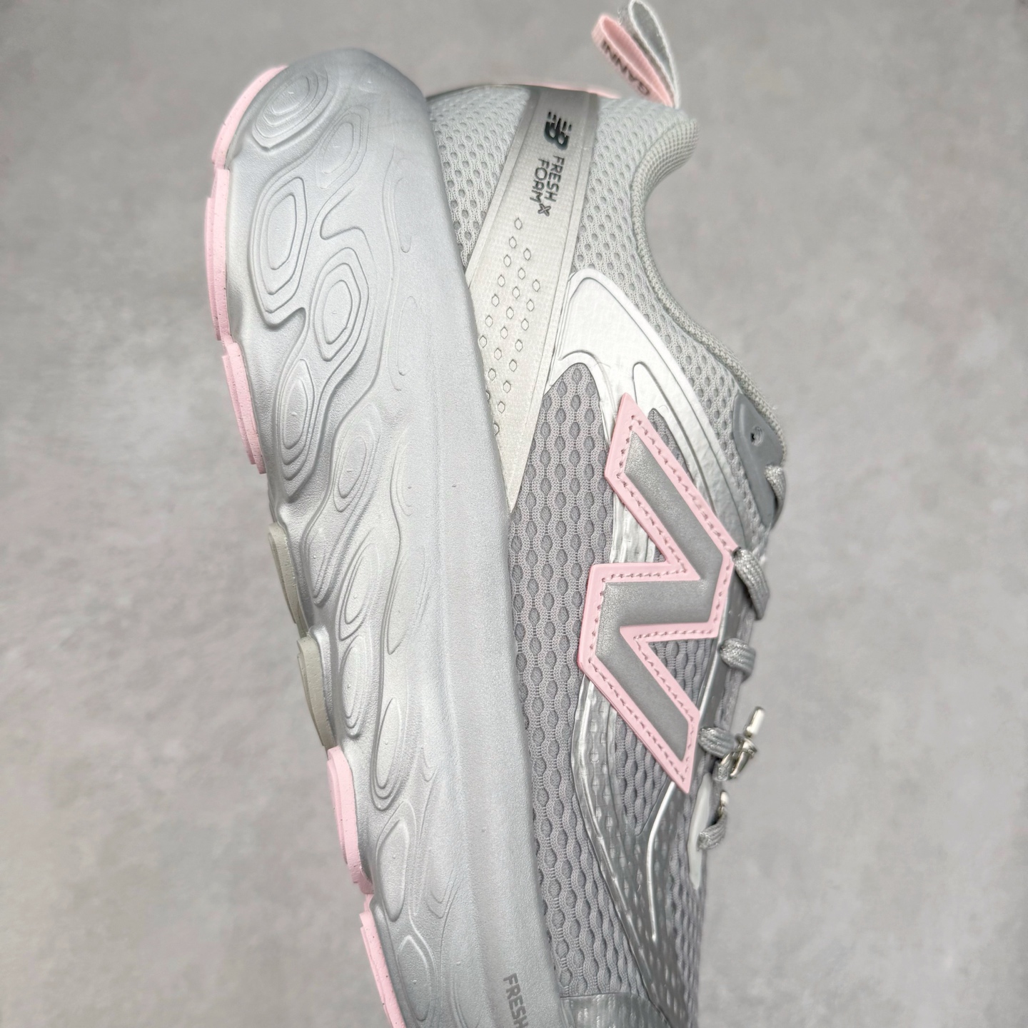 图片[6]-GANNI × New Balance NB Fresh Foam TRAINER UTRNGA “Silver Metallic”舒适百搭防滑耐磨联名款慢跑鞋 货号：UTRNGA 尺码：36 37 38 39 40-选品中心