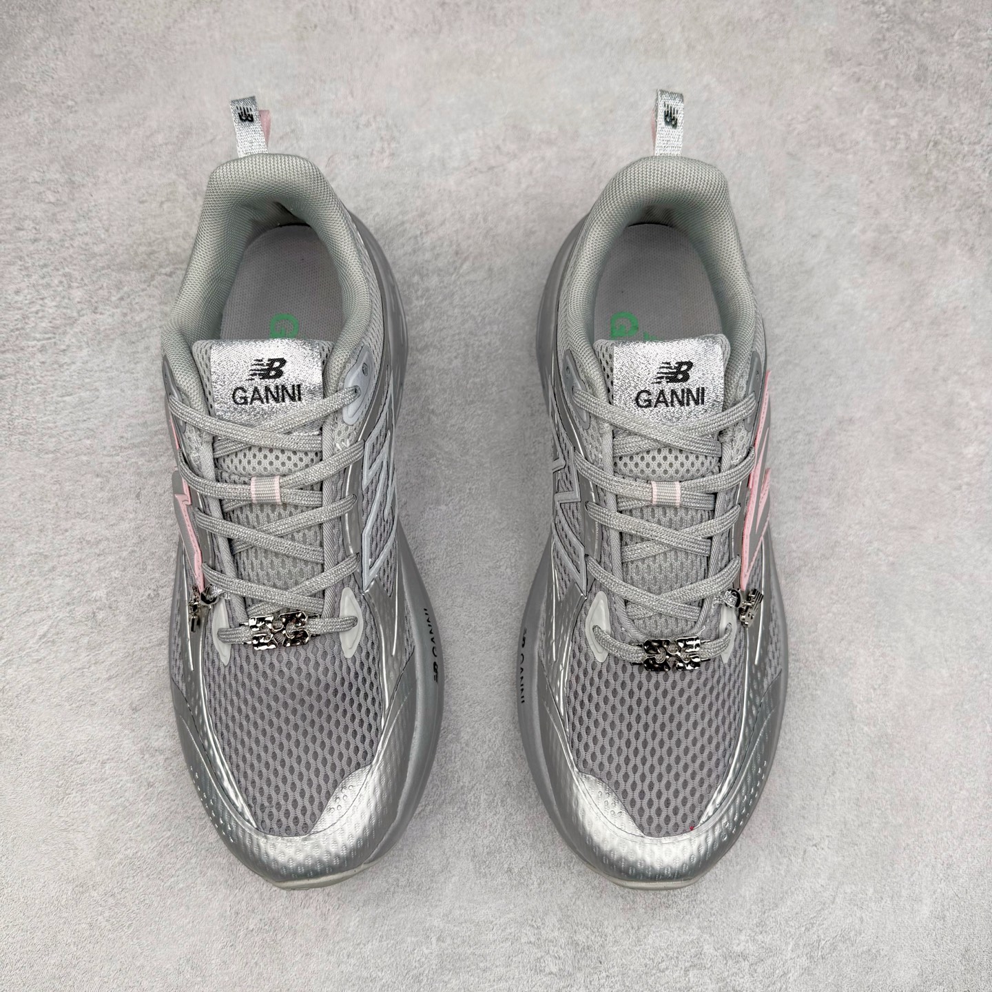 图片[2]-GANNI × New Balance NB Fresh Foam TRAINER UTRNGA “Silver Metallic”舒适百搭防滑耐磨联名款慢跑鞋 货号：UTRNGA 尺码：36 37 38 39 40-选品中心