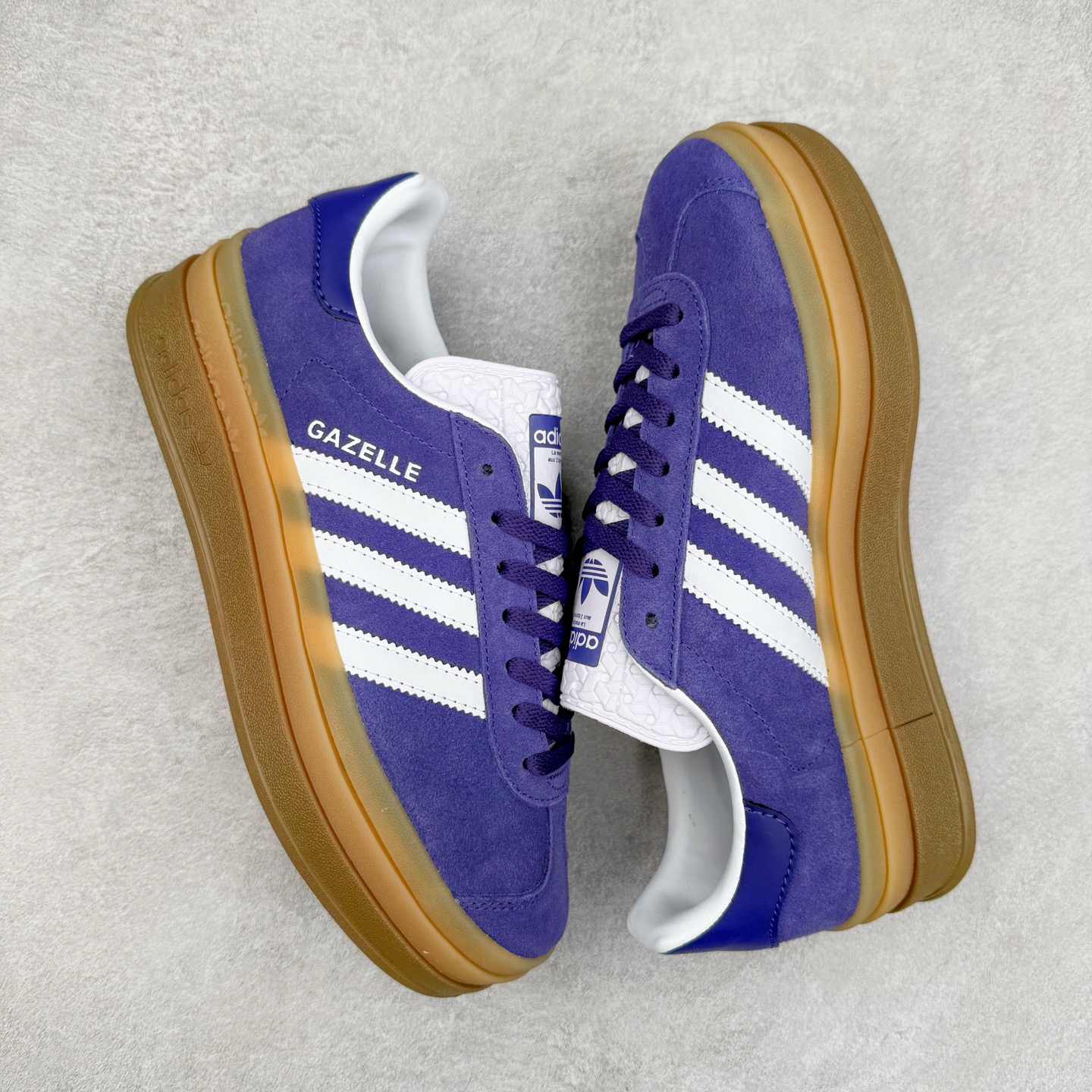 图片[3]-AD Originals Gazelle Bold W 羚羊松糕系列复古百搭厚底增高低帮休闲运动板鞋 IE0419 新的一年就要换新的打扮啦！除了设定变美、健身、减肥等目标外，你已经可以利用鞋子来“偷偷改善身材比例”的愿望了！ 因为有一句话。身高不够。鞋子来凑~赶快入手以下各大运动品牌最新推出的“厚底增高运动鞋”吧。 是最好穿最百搭的长腿神器。 重点是……不仅价格不错～鞋子也不错啊！Originals的Gazelle Bold鞋款打造出「超厚底版本」！延续流线鞋型、经典麂皮材质、白色三条线和侧面烫金标志的复古外型，奶油白鞋底高度直接乘3，出门搭上它，保证一路步步高升。尺码：36 36⅔ 37⅓ 38 38⅔ 39⅓ 40 40.5 41 42-选品中心