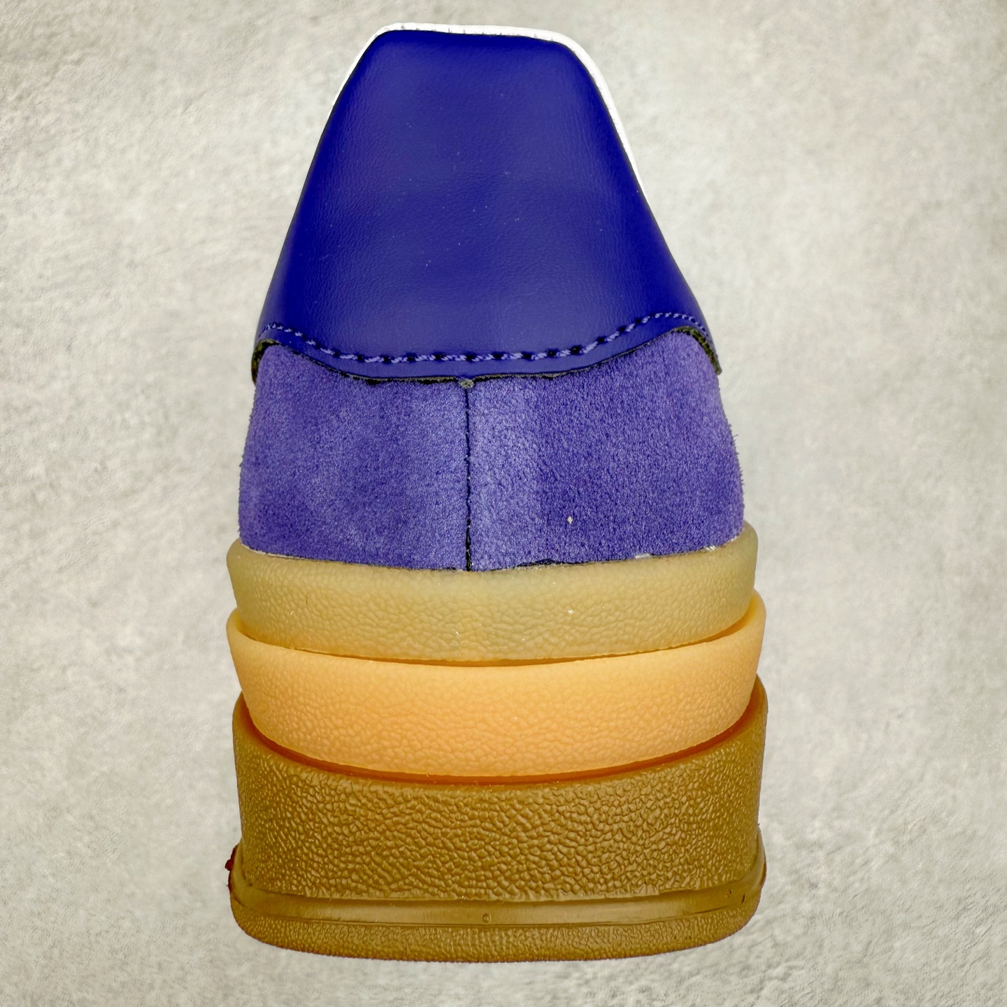 图片[8]-AD Originals Gazelle Bold W 羚羊松糕系列复古百搭厚底增高低帮休闲运动板鞋 IE0419 新的一年就要换新的打扮啦！除了设定变美、健身、减肥等目标外，你已经可以利用鞋子来“偷偷改善身材比例”的愿望了！ 因为有一句话。身高不够。鞋子来凑~赶快入手以下各大运动品牌最新推出的“厚底增高运动鞋”吧。 是最好穿最百搭的长腿神器。 重点是……不仅价格不错～鞋子也不错啊！Originals的Gazelle Bold鞋款打造出「超厚底版本」！延续流线鞋型、经典麂皮材质、白色三条线和侧面烫金标志的复古外型，奶油白鞋底高度直接乘3，出门搭上它，保证一路步步高升。尺码：36 36⅔ 37⅓ 38 38⅔ 39⅓ 40 40.5 41 42-选品中心